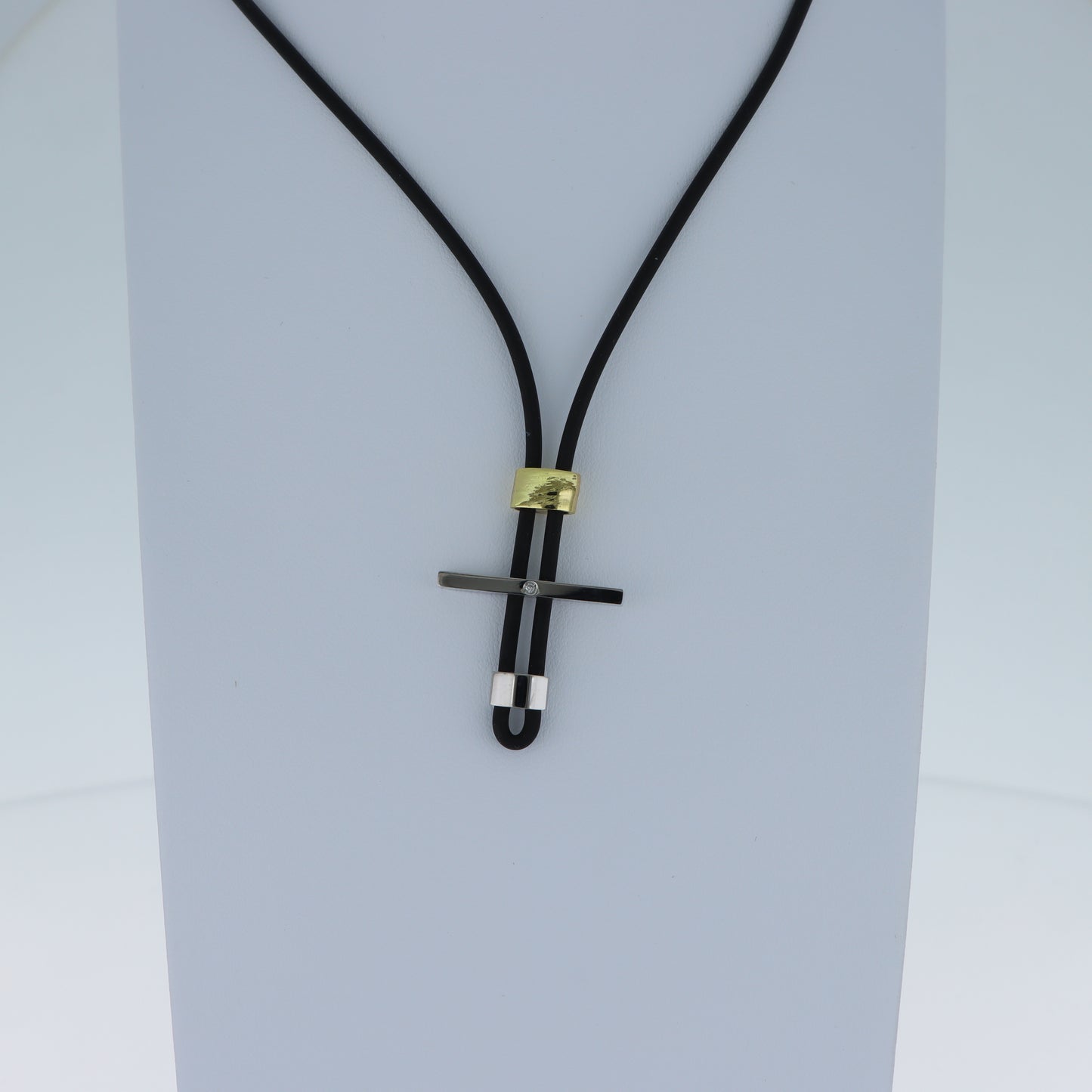 Bliss – Collana Croce Bicolor Acciaio e Oro con Cristallo e Cordino Nero