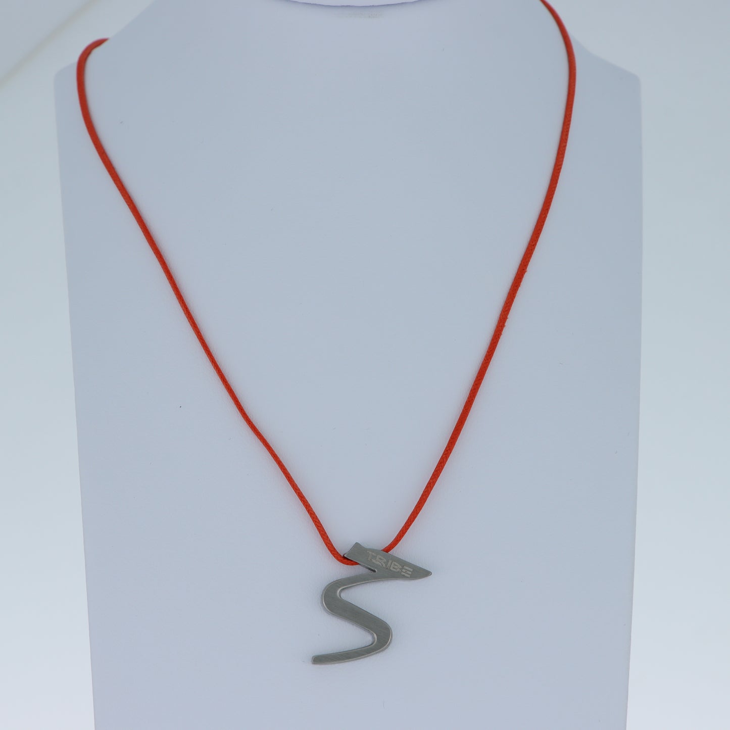 Breil Tribe – Collana Pendente Fulmine Acciaio Spazzolato con Cordino Rosso