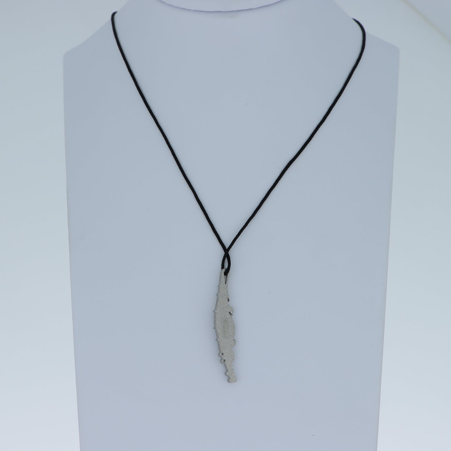 Collana Pendente Coccodrillo Argento con Texture Squamata e Cordino Nero