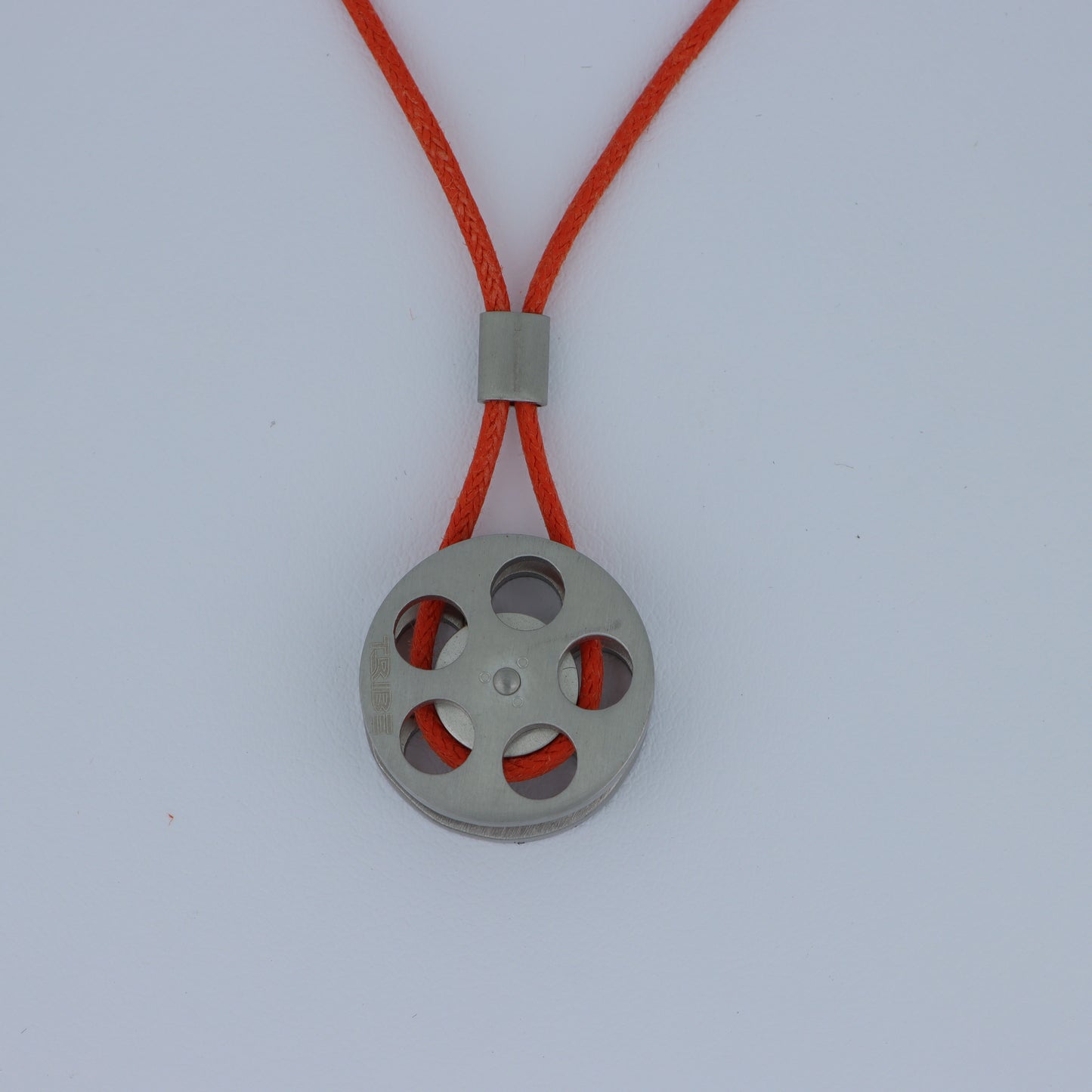 Breil Tribe – Collana Pendente Disco Ruota Acciaio Spazzolato con Cordino Arancione