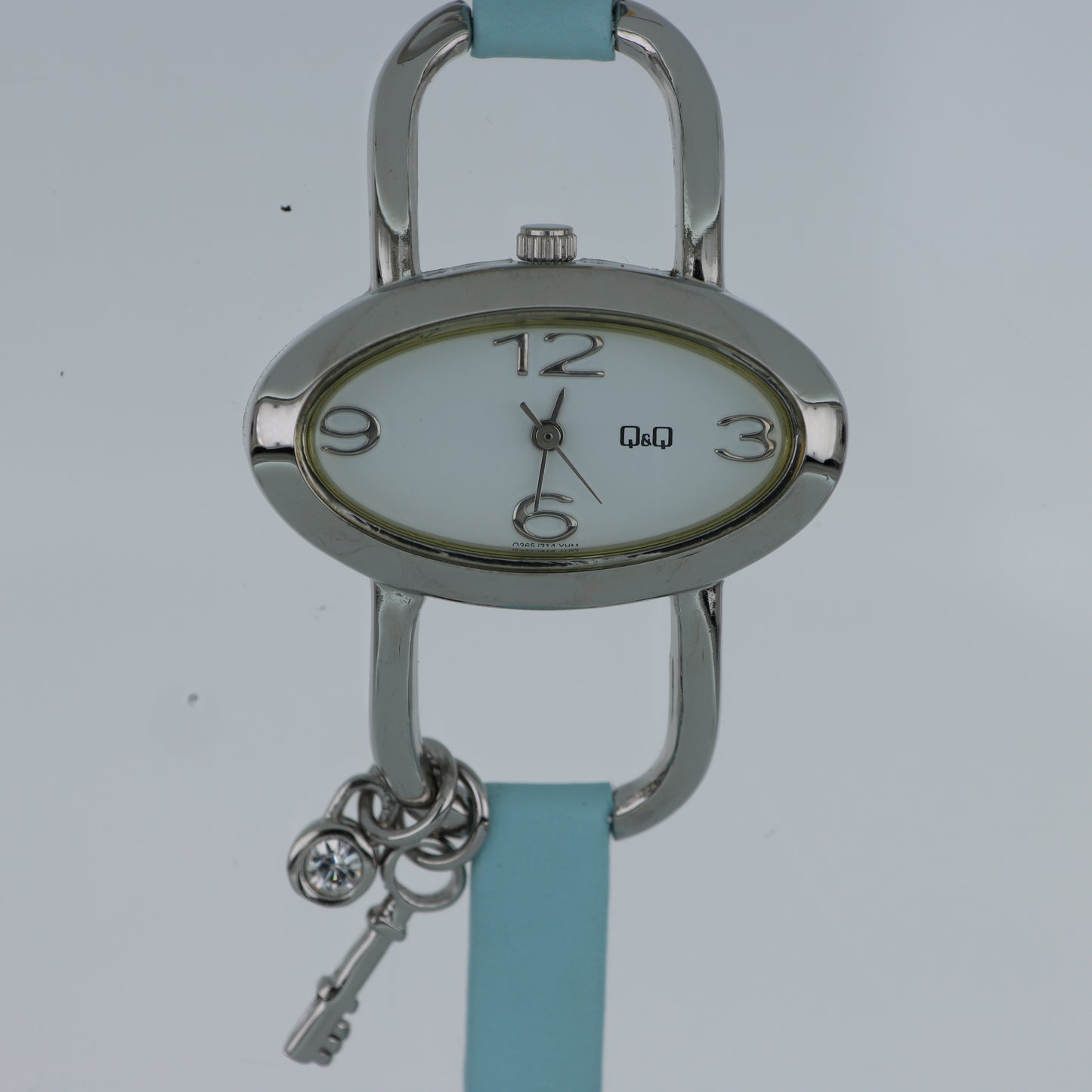 Q&Q – Orologio Donna Cassa Ovale Azzurro Ciondolo Chiave Cristallo
