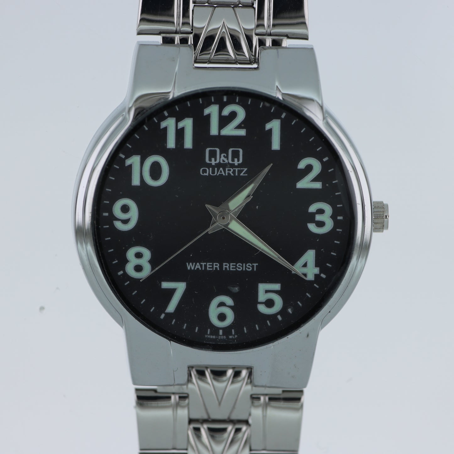 Q&Q Quartz – Orologio Uomo Quadrante Nero Numeri Luminescenti Bracciale Acciaio Water Resist