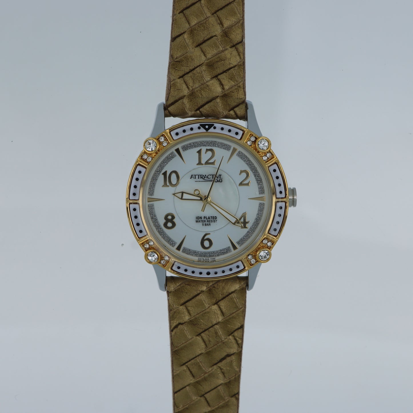 Q&Q Attractive – Orologio Donna Bezel Bianco Smaltato Cristalli Quadrante Glitter Cinturino Trapuntato Oro 5 Bar