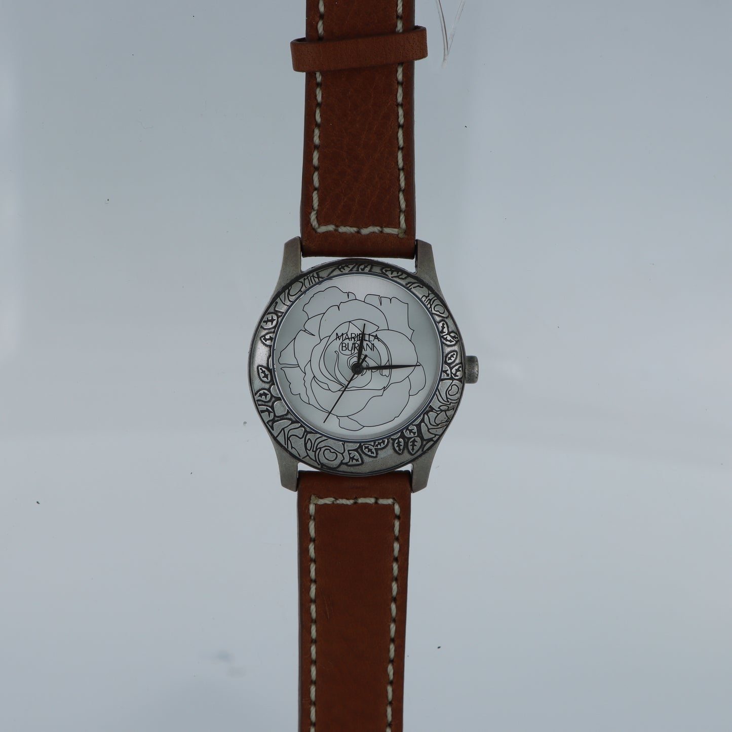 Mariella Burani – Orologio Donna Quadrante Bianco Rosa Incisa Bezel Anticato Arabeschi Cinturino Cuoio Cognac