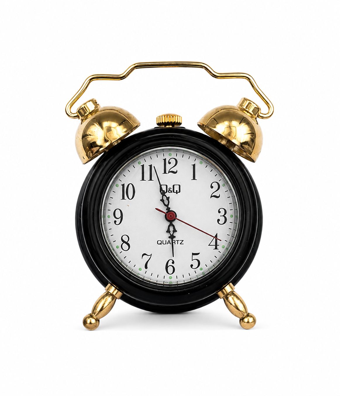 Sveglia Q&Q Quartz nera con campane e piedini dorati su sfondo bianco