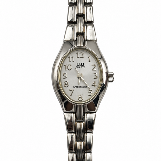 Orologio Q&Q ovale argentato – L’eleganza discreta del tempo