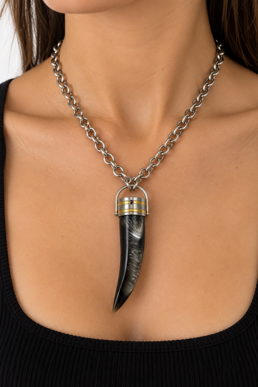 Collana statement pendente corno pietra nera marmorizzata cappuccio bicolore argento oro catena rolo argento antico indossata su look nero