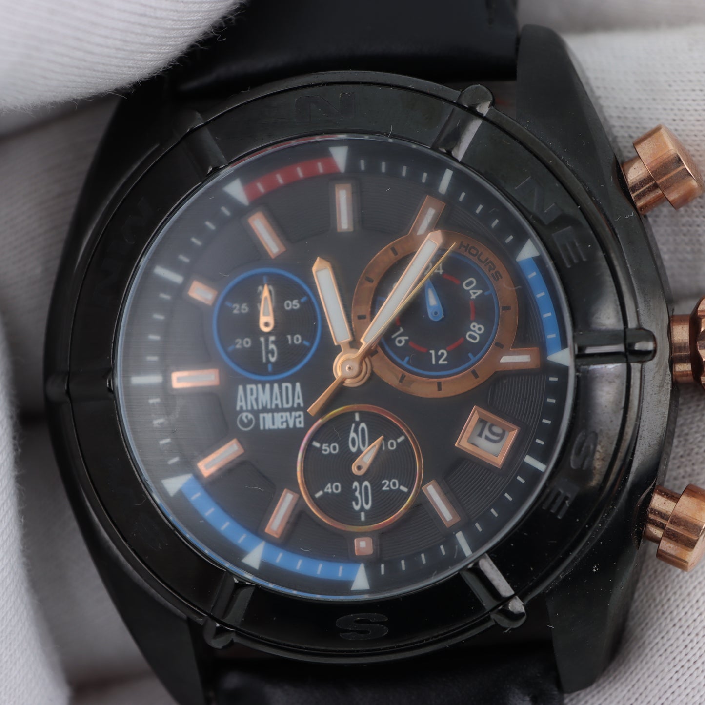 Armada Nueva – Cronografo Bussola Total Black con Dettagli Oro Rosa e Cinturino Pelle Nera