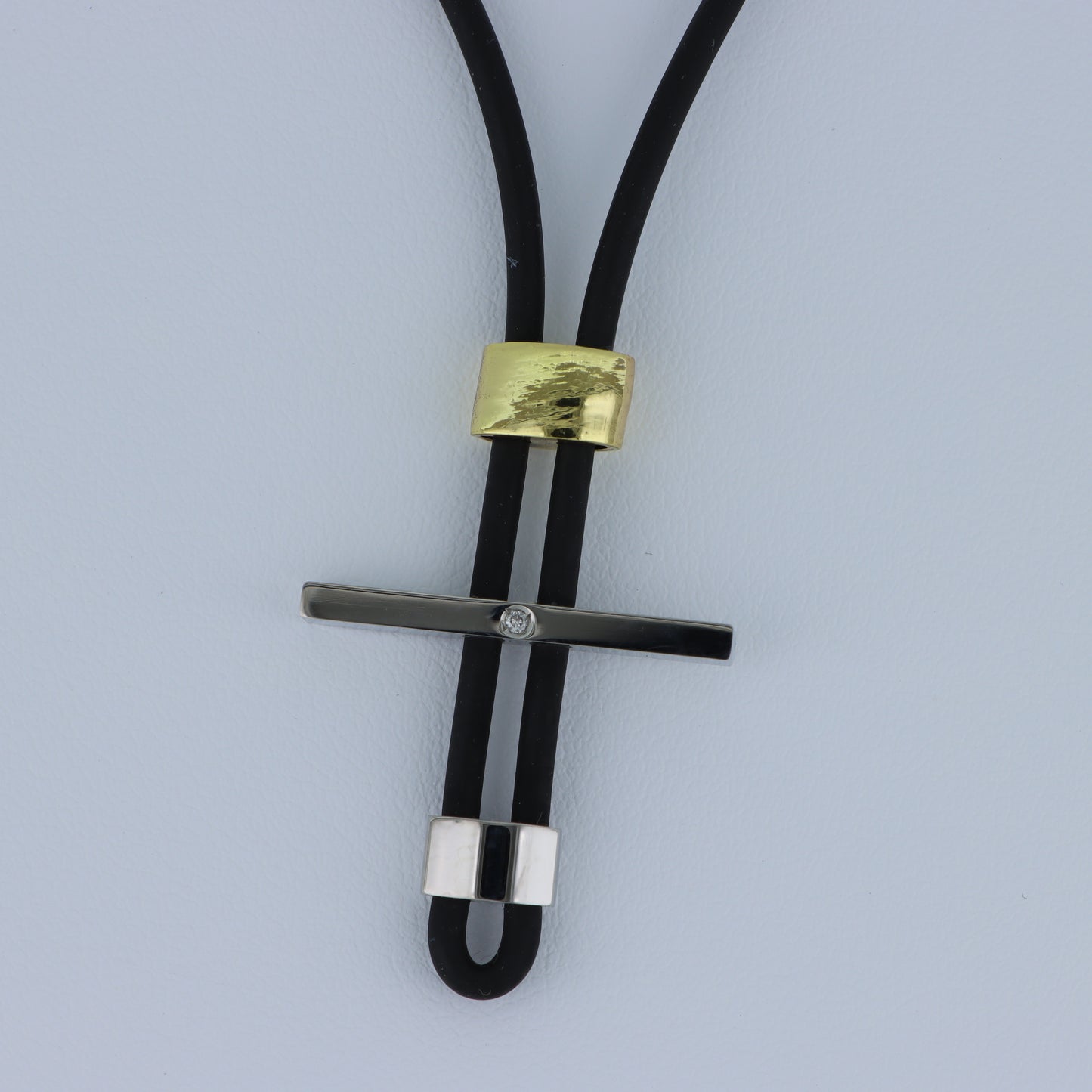 Bliss – Collana Croce Bicolor Acciaio e Oro con Cristallo e Cordino Nero