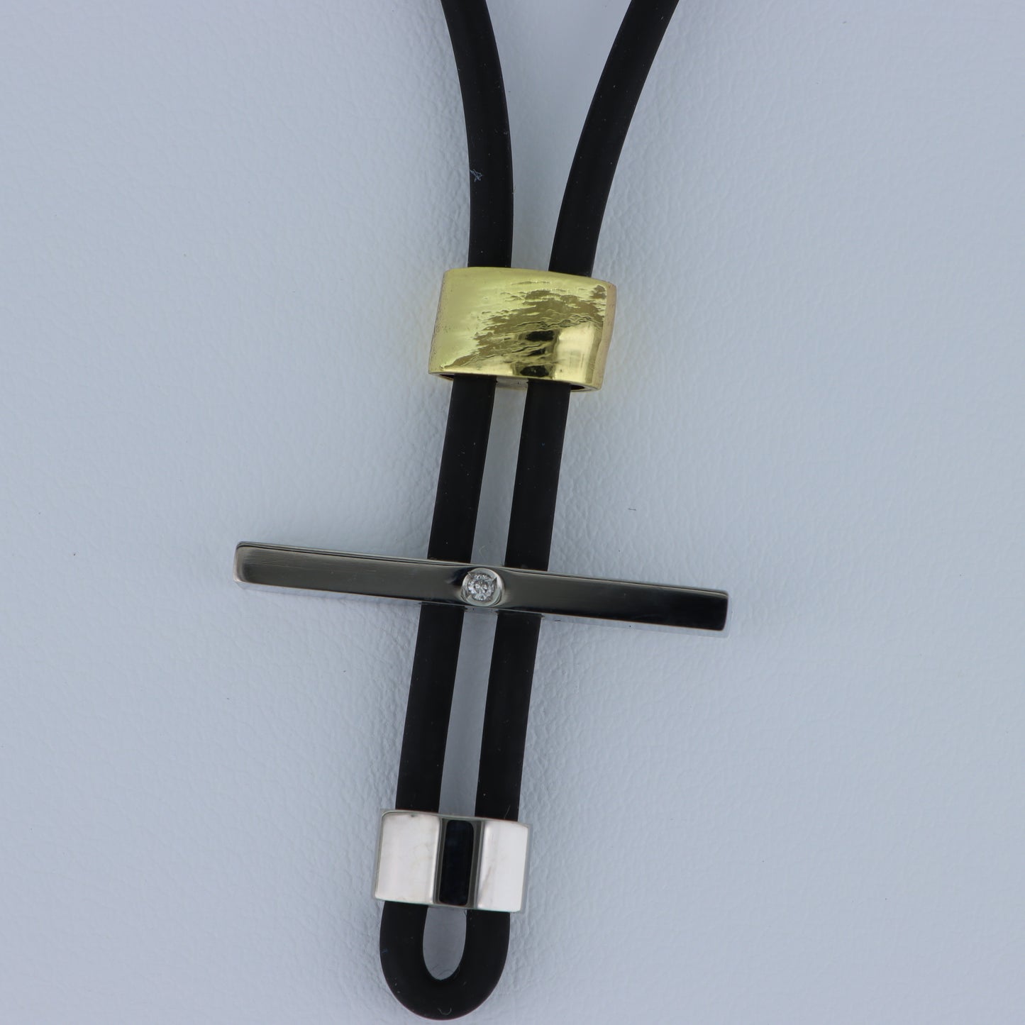 Bliss – Collana Croce Bicolor Acciaio e Oro con Cristallo e Cordino Nero