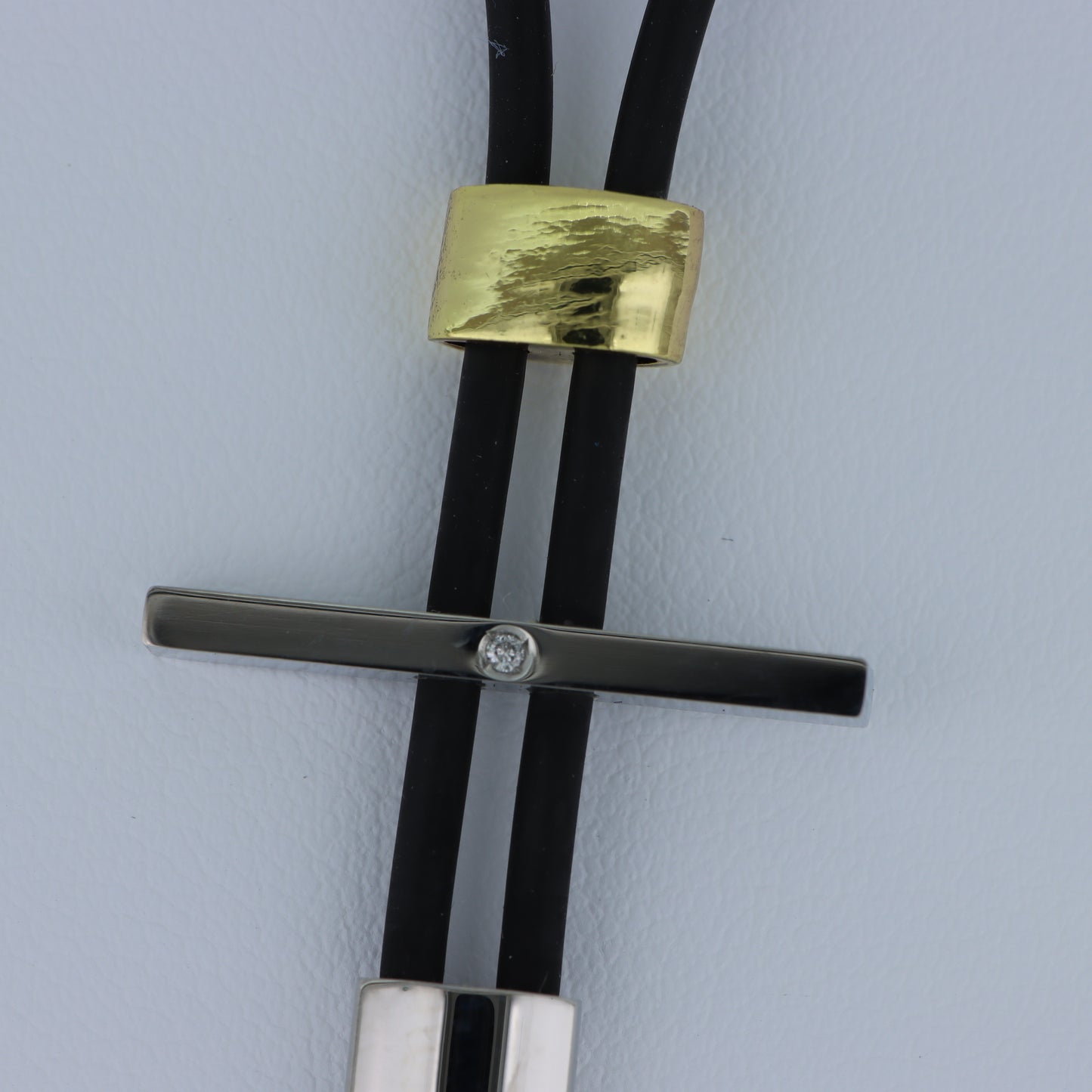 Bliss – Collana Croce Bicolor Acciaio e Oro con Cristallo e Cordino Nero