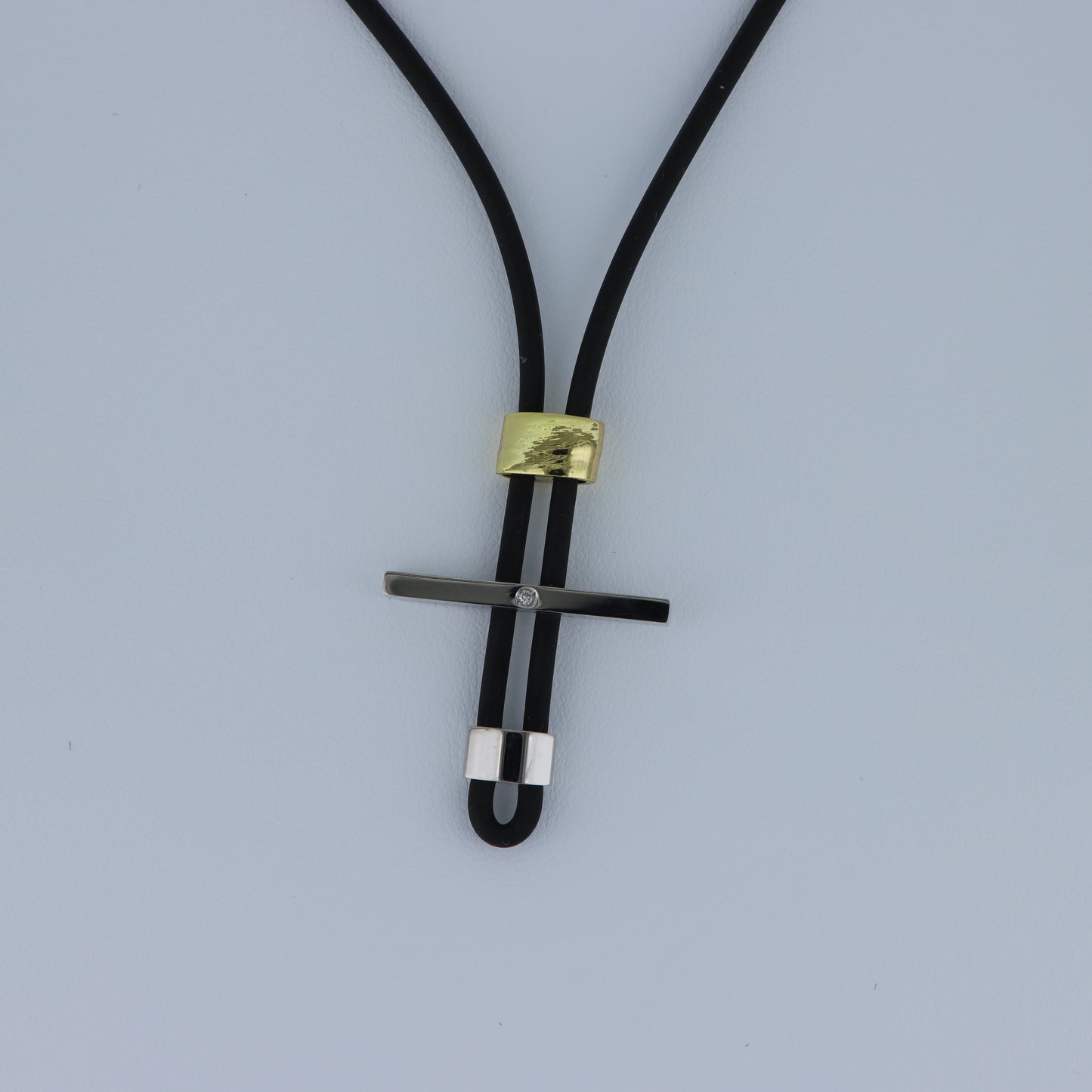 Bliss – Collana Croce Bicolor Acciaio e Oro con Cristallo e Cordino Nero