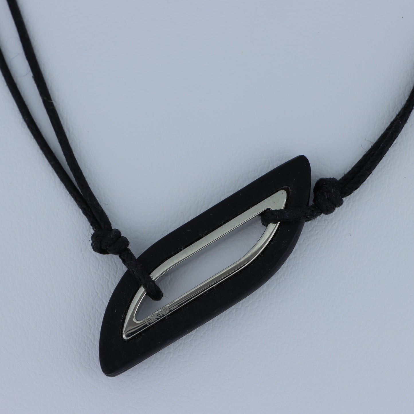Breil – Collana Pendente Losanga Bicolor Resina Nera e Acciaio con Cordino Nero