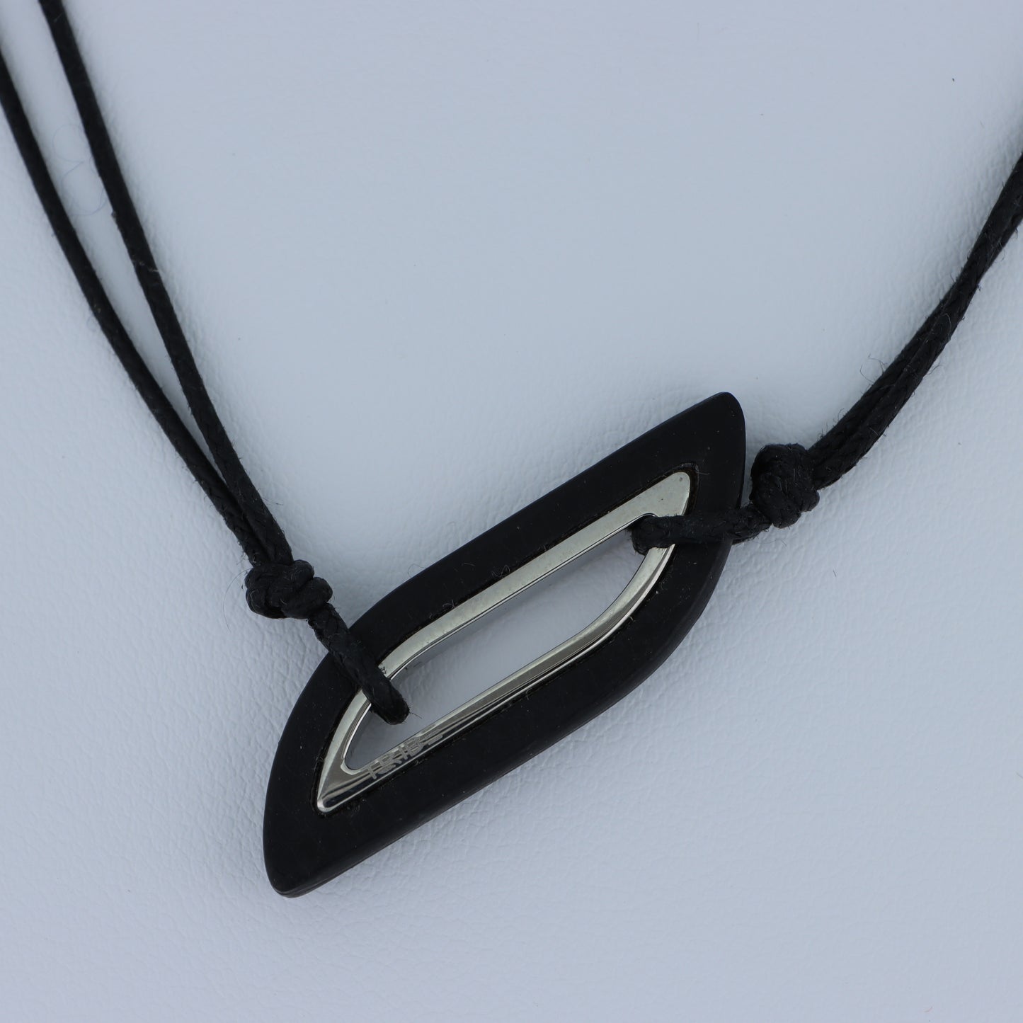 Breil – Collana Pendente Losanga Bicolor Resina Nera e Acciaio con Cordino Nero