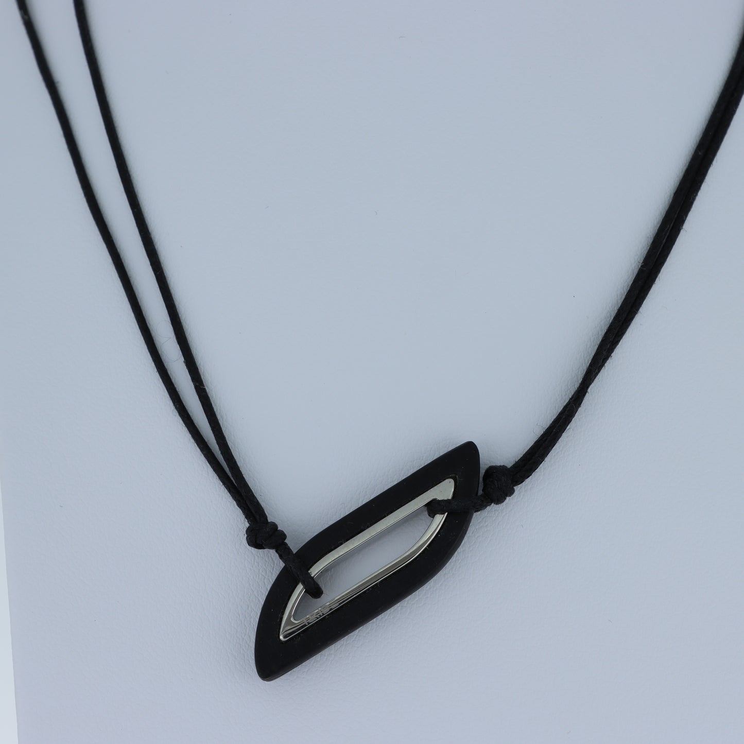 Breil – Collana Pendente Losanga Bicolor Resina Nera e Acciaio con Cordino Nero