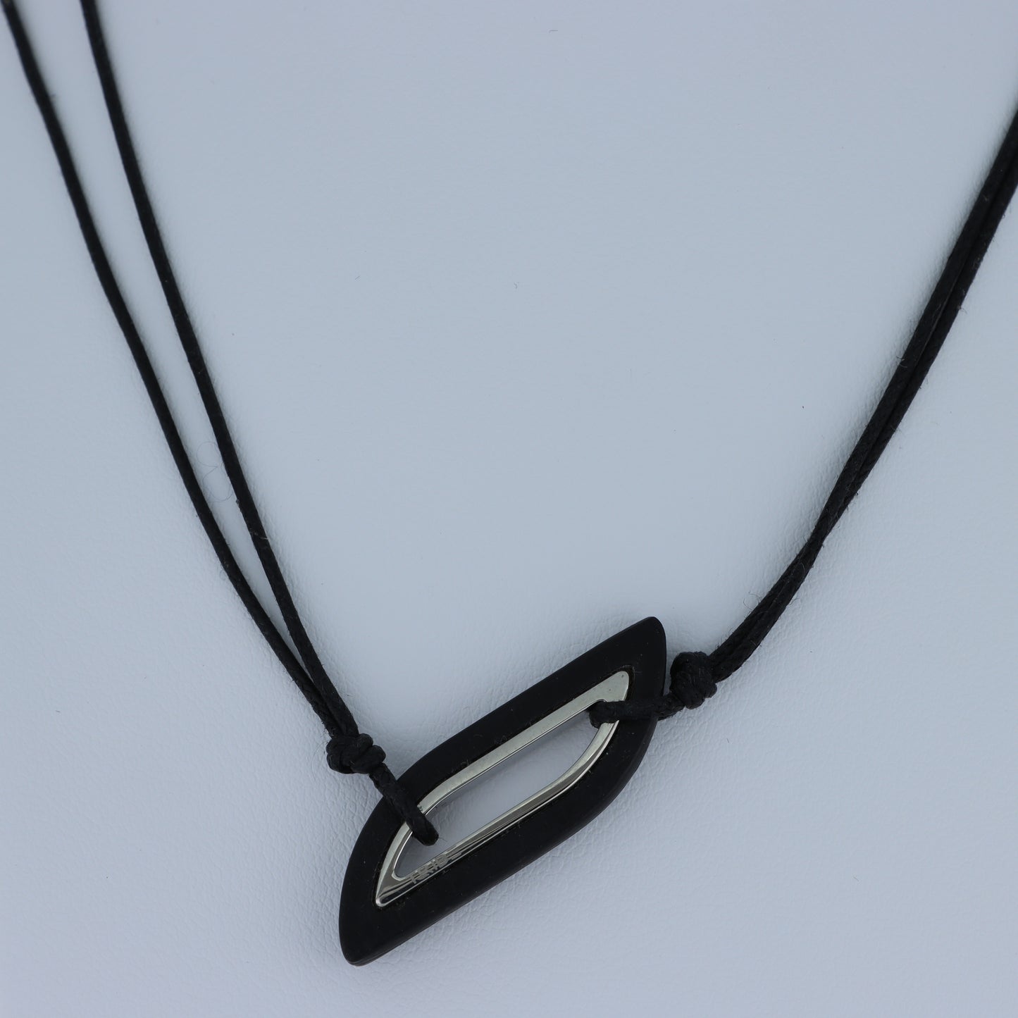 Breil – Collana Pendente Losanga Bicolor Resina Nera e Acciaio con Cordino Nero
