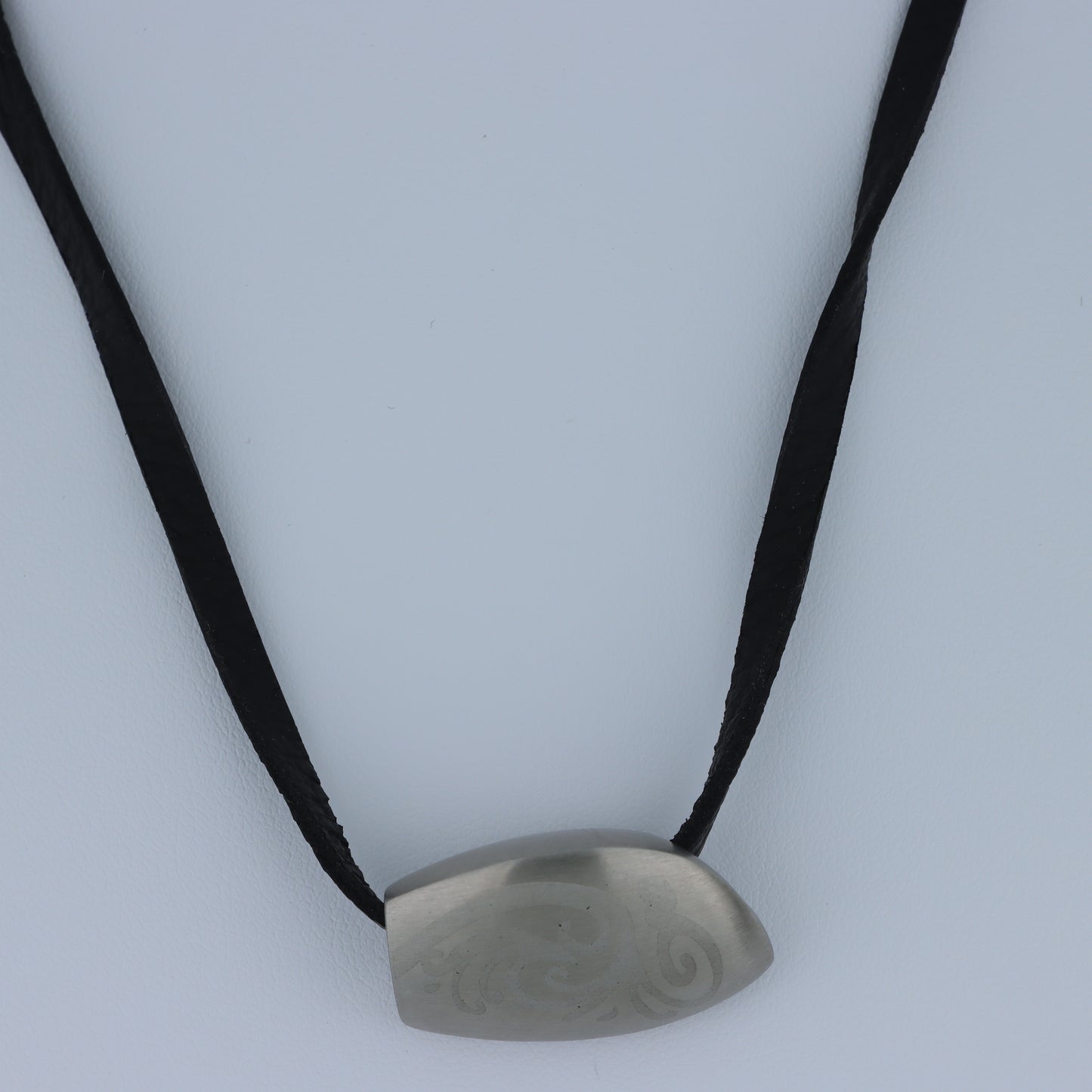 Breil – Collana Pendente Losanga Acciaio Spazzolato con Incisioni Spirale e Cordino Nero