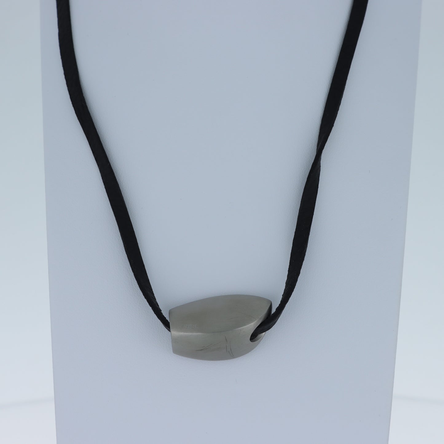 Breil – Collana Pendente Losanga Acciaio Spazzolato con Incisioni Spirale e Cordino Nero