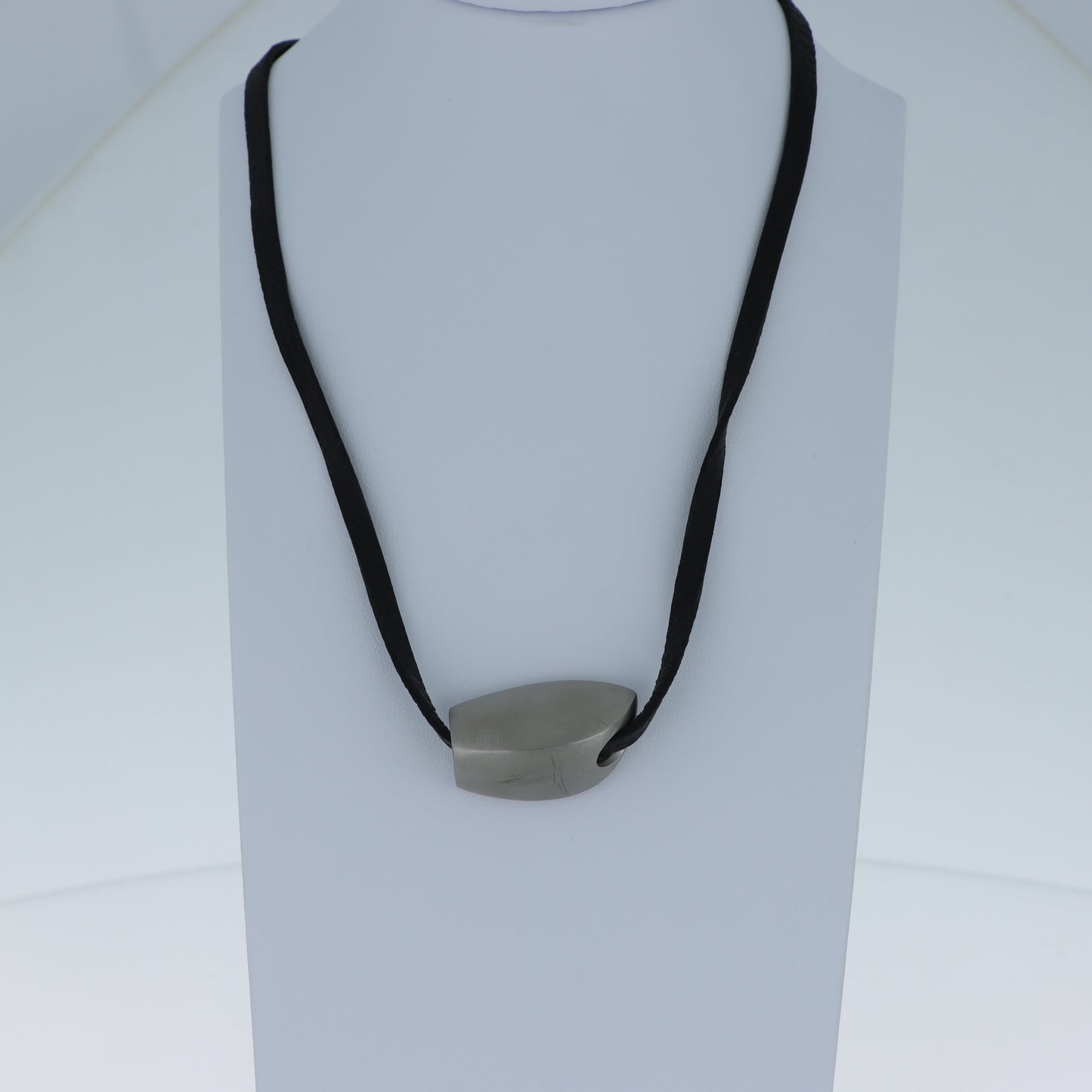 Breil – Collana Pendente Losanga Acciaio Spazzolato con Incisioni Spirale e Cordino Nero