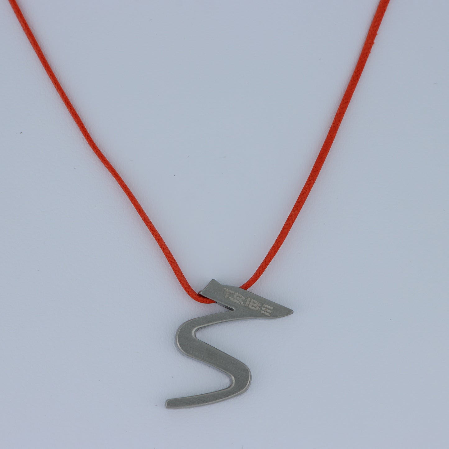 Breil Tribe – Collana Pendente Fulmine Acciaio Spazzolato con Cordino Rosso