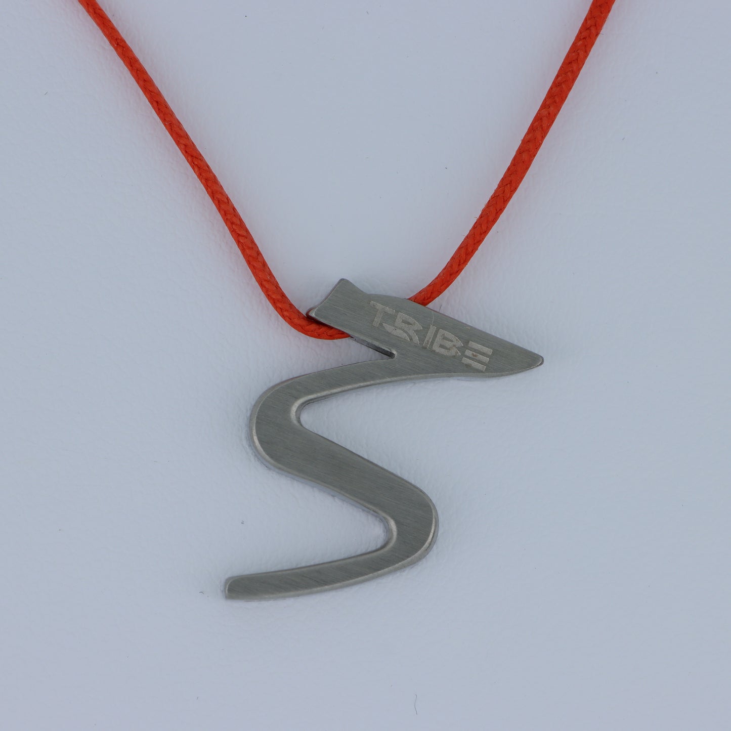 Breil Tribe – Collana Pendente Fulmine Acciaio Spazzolato con Cordino Rosso