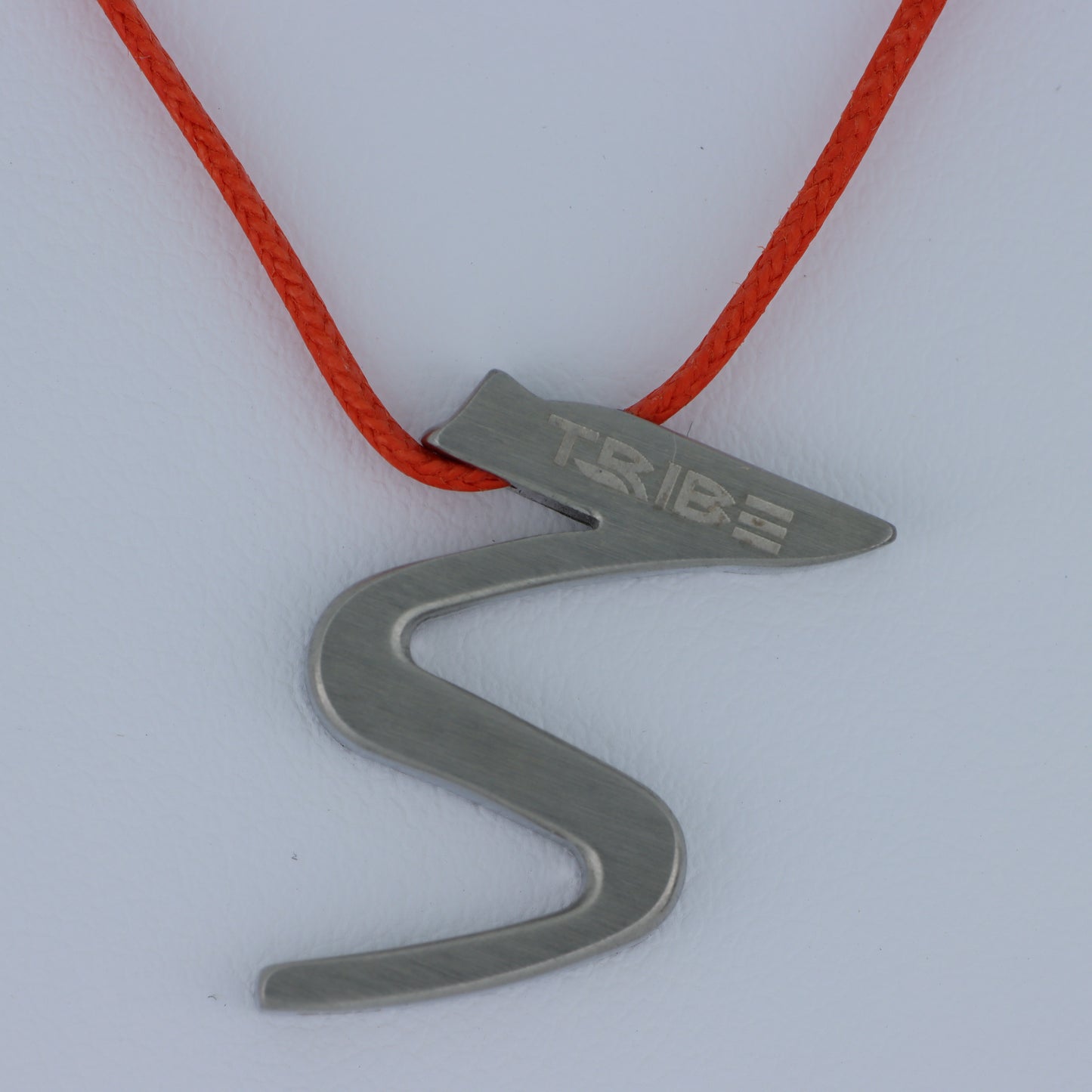 Breil Tribe – Collana Pendente Fulmine Acciaio Spazzolato con Cordino Rosso