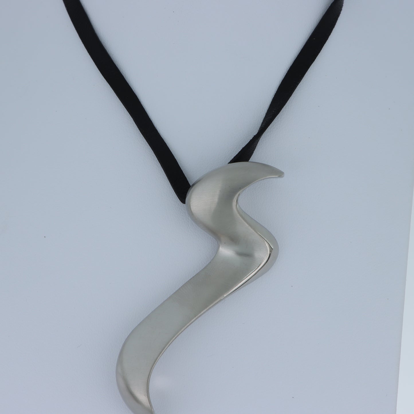 Breil – Collana Pendente Onda Sinuosa Acciaio Spazzolato con Cordino Nero