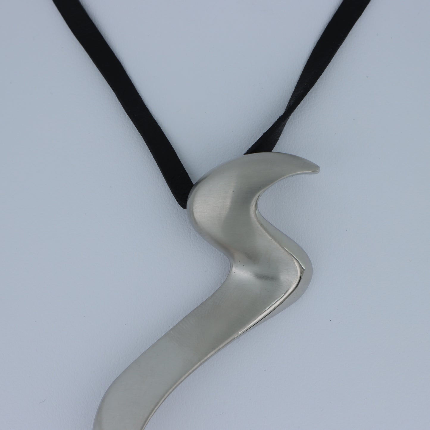 Breil – Collana Pendente Onda Sinuosa Acciaio Spazzolato con Cordino Nero