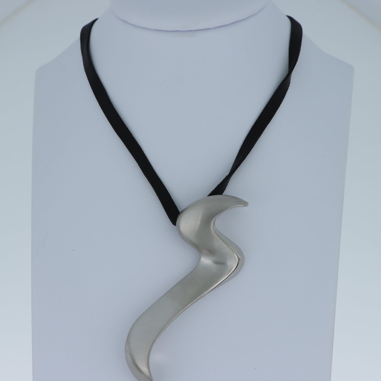 Breil – Collana Pendente Onda Sinuosa Acciaio Spazzolato con Cordino Nero