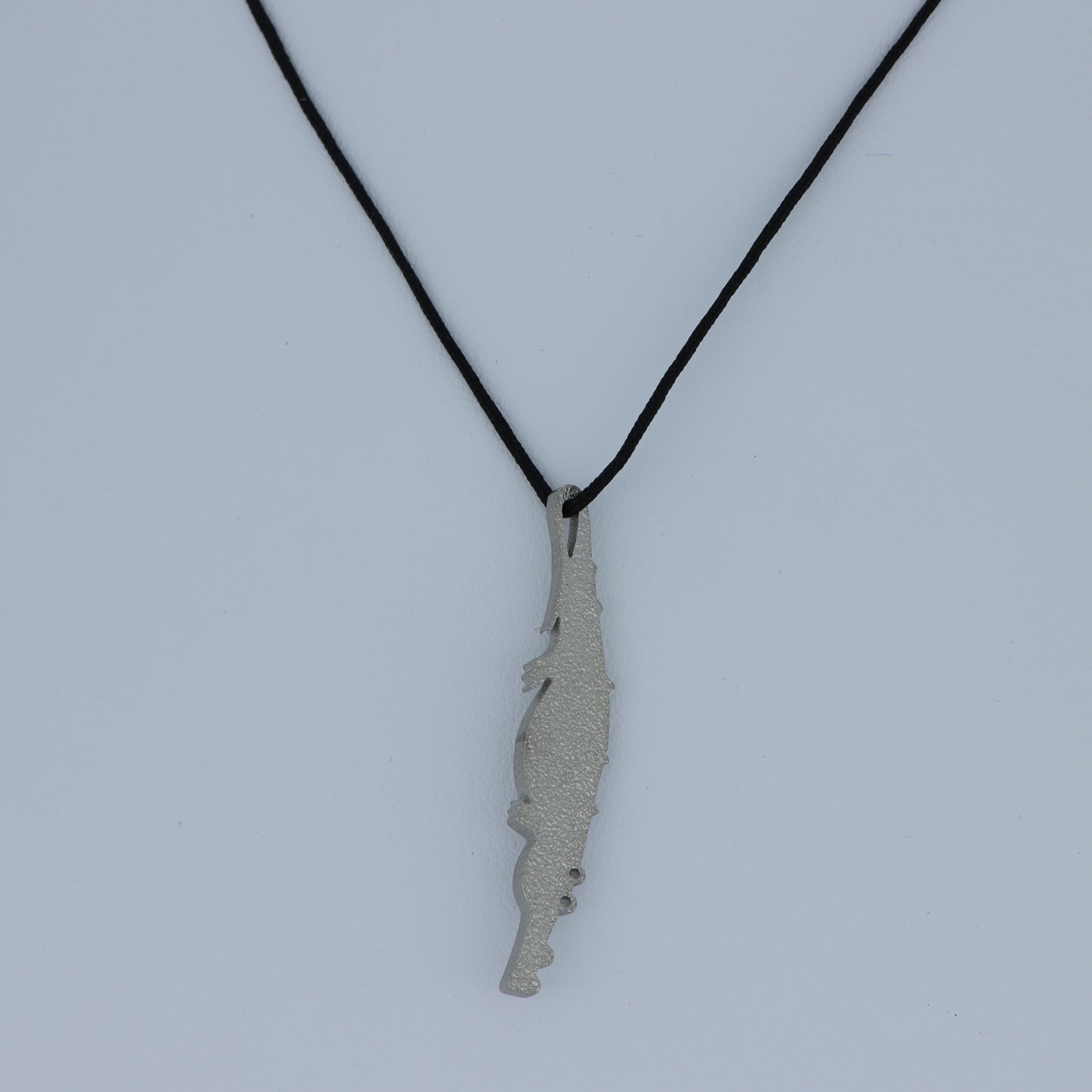 Collana Pendente Coccodrillo Argento con Texture Squamata e Cordino Nero