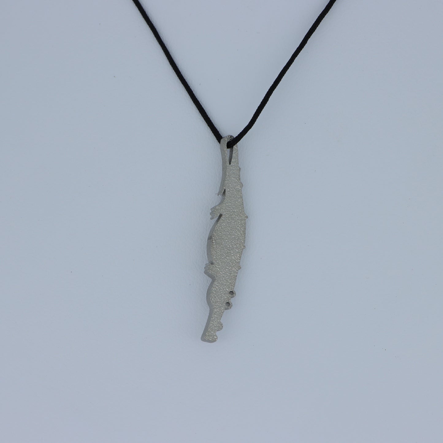 Collana Pendente Coccodrillo Argento con Texture Squamata e Cordino Nero