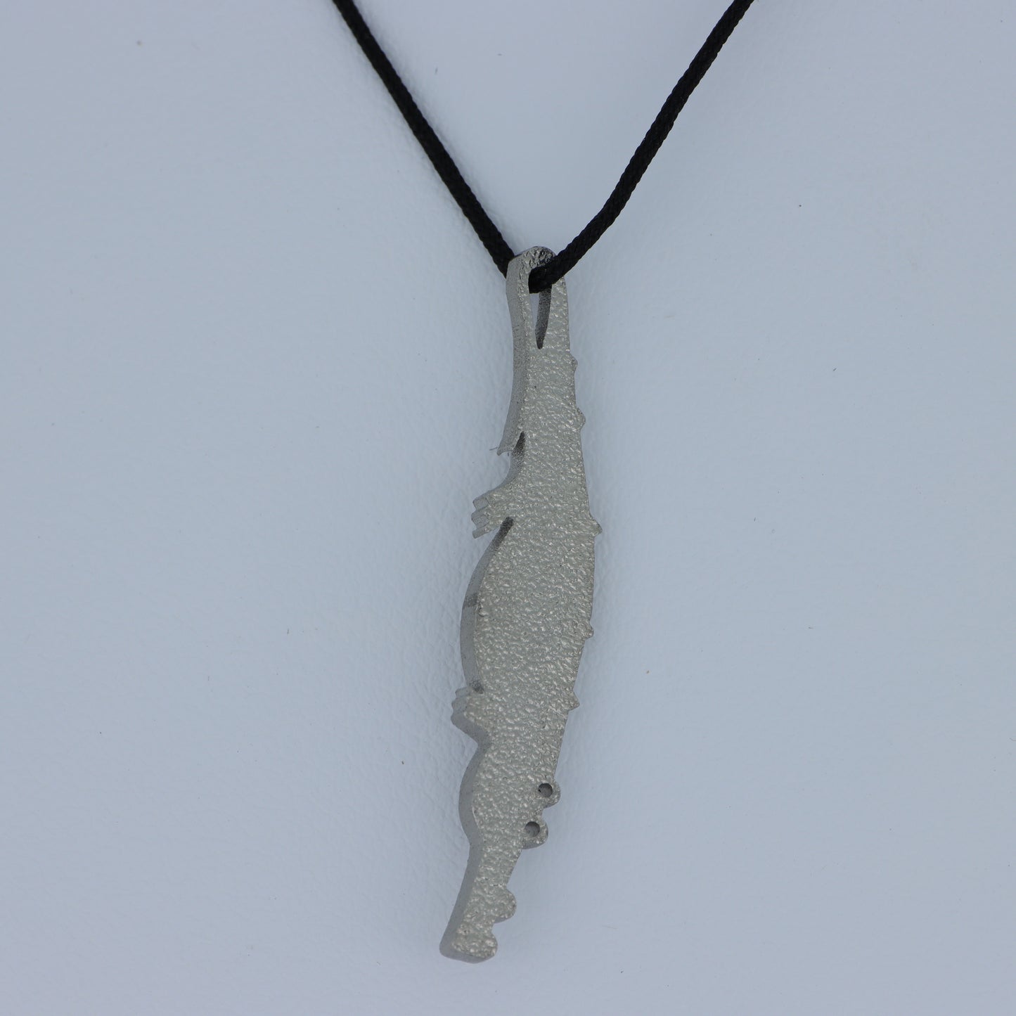 Collana Pendente Coccodrillo Argento con Texture Squamata e Cordino Nero