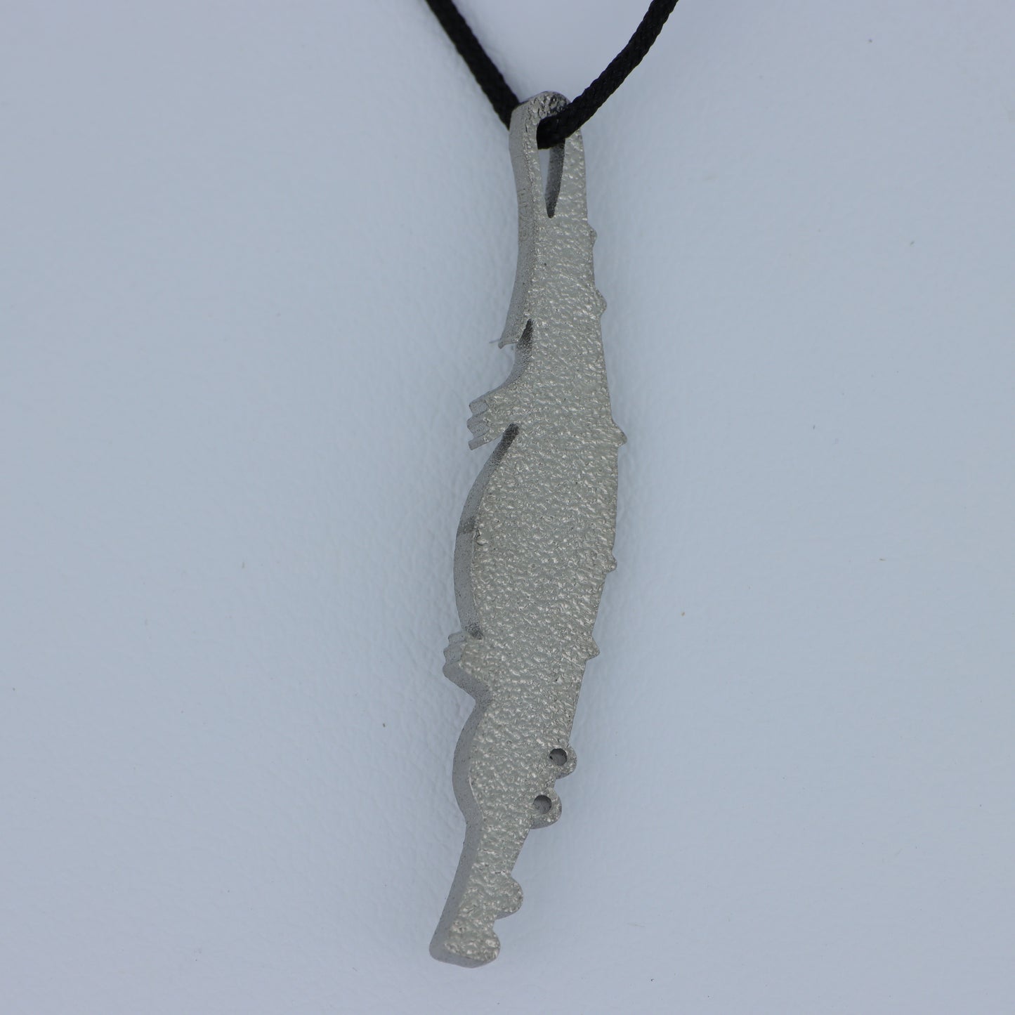 Collana Pendente Coccodrillo Argento con Texture Squamata e Cordino Nero