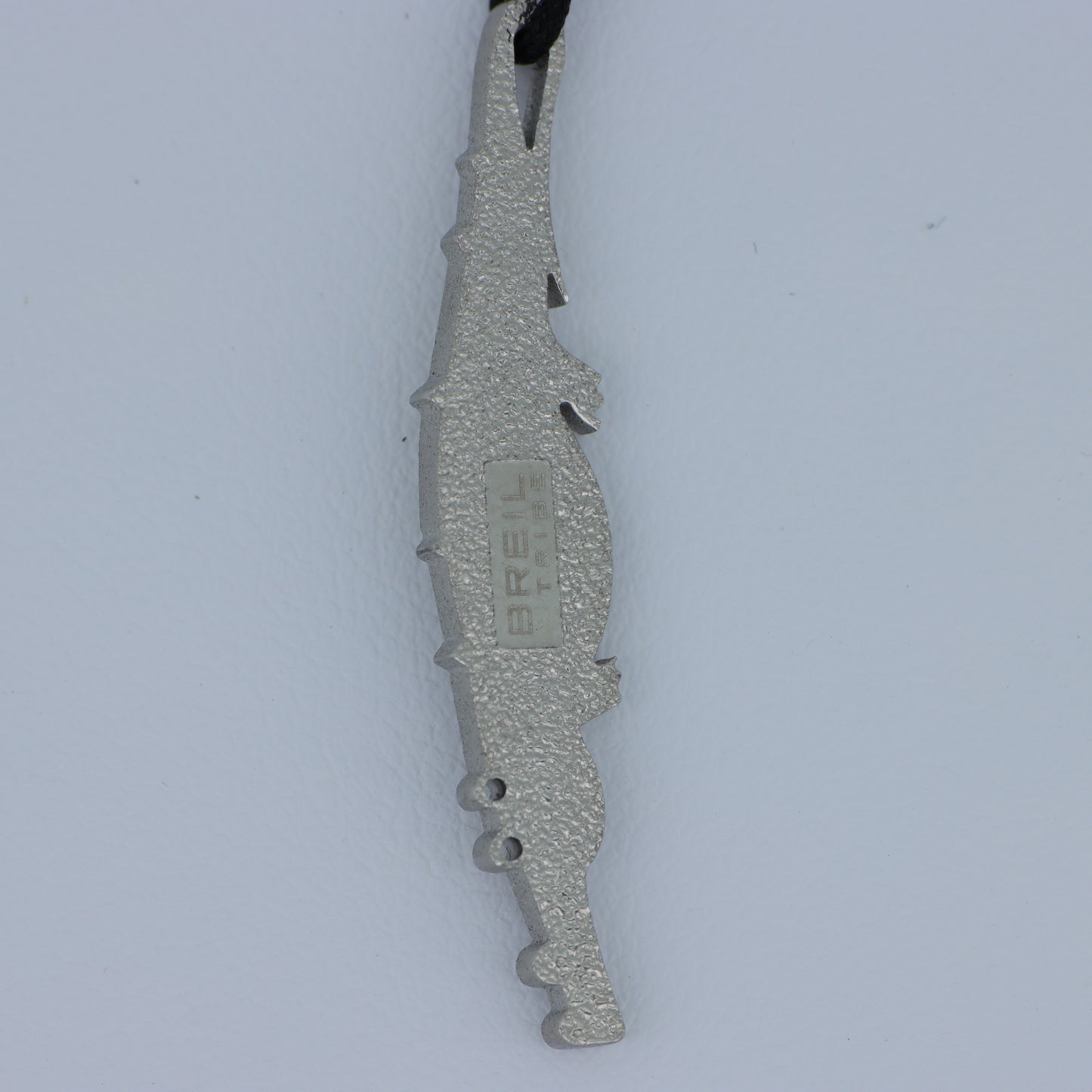 Collana Pendente Coccodrillo Argento con Texture Squamata e Cordino Nero