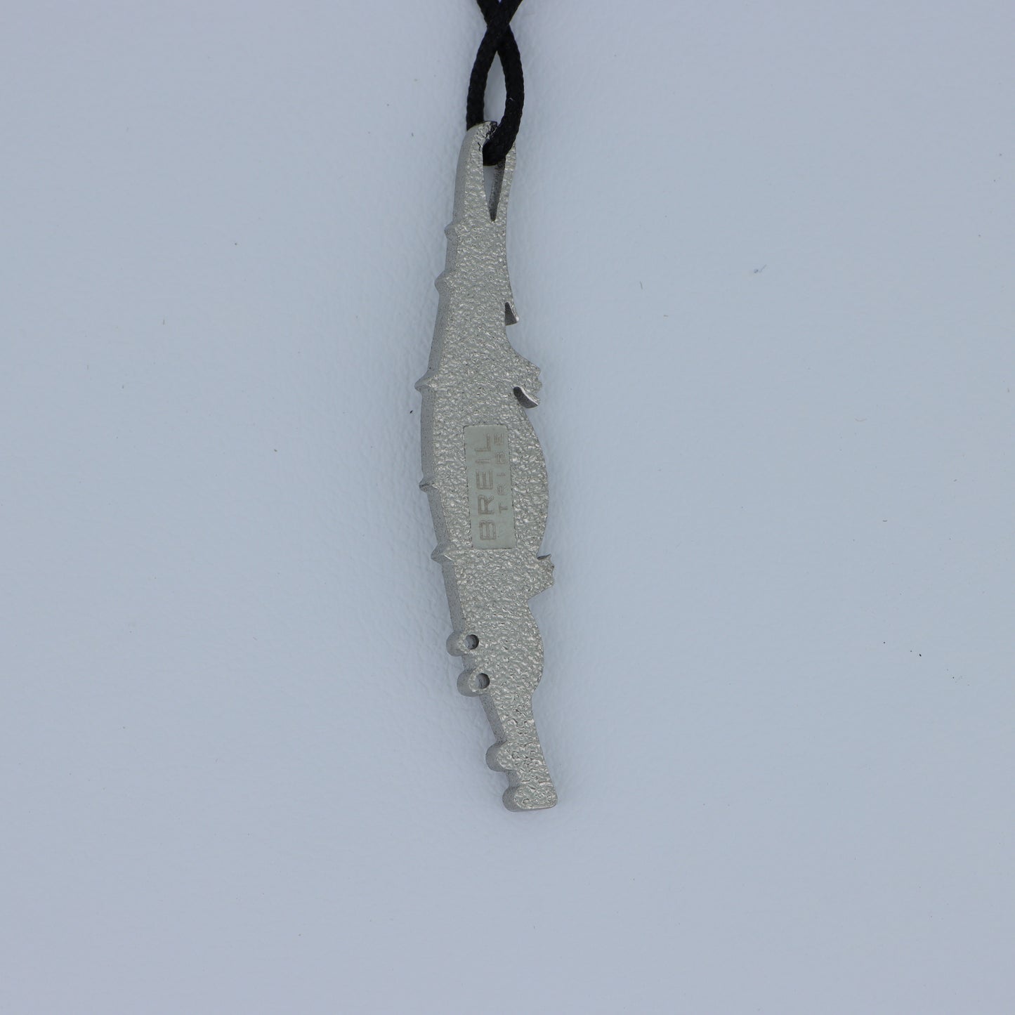 Collana Pendente Coccodrillo Argento con Texture Squamata e Cordino Nero