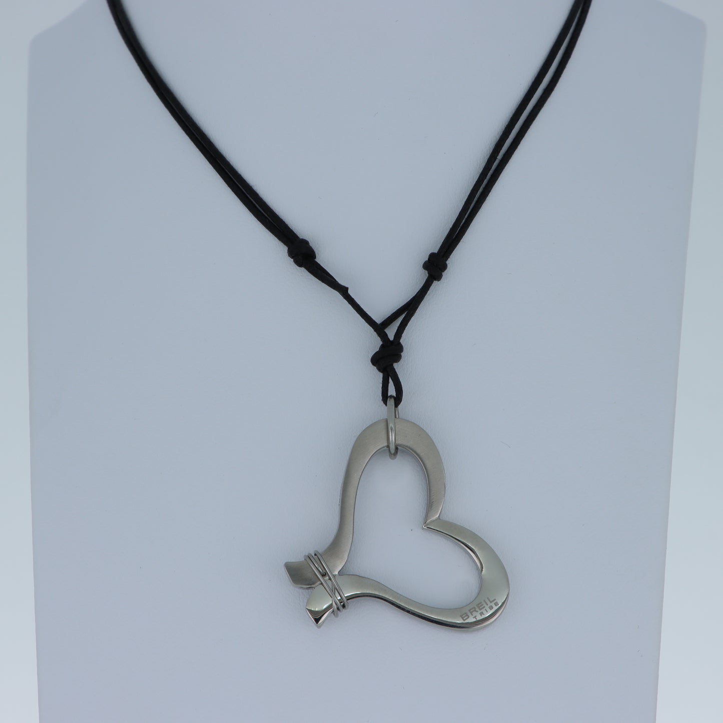 Breil Tribe – Collana Pendente Cuore con Freccia Acciaio Lucido e Cordino Nero