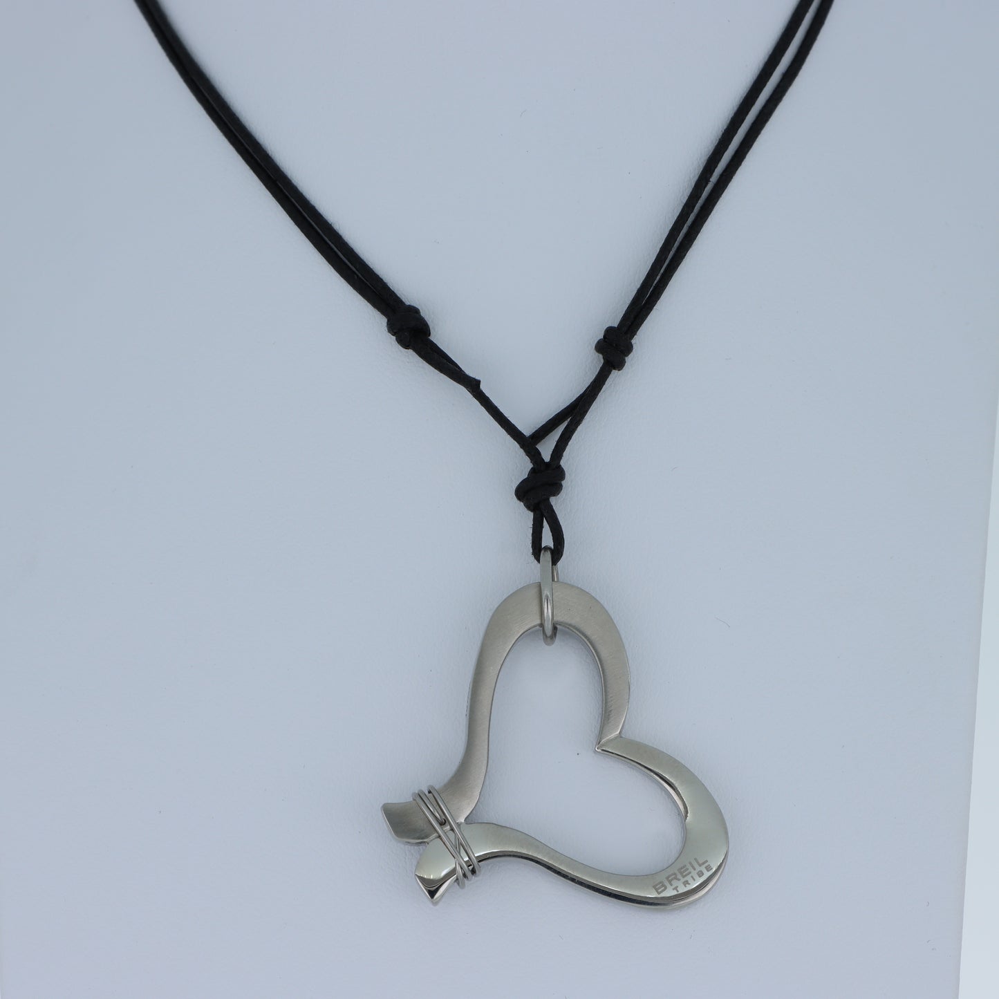 Breil Tribe – Collana Pendente Cuore con Freccia Acciaio Lucido e Cordino Nero