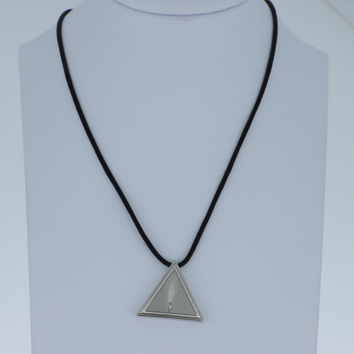 Breil Tribe – Collana Pendente Triangolo Punto Esclamativo Acciaio e Cordino Nero