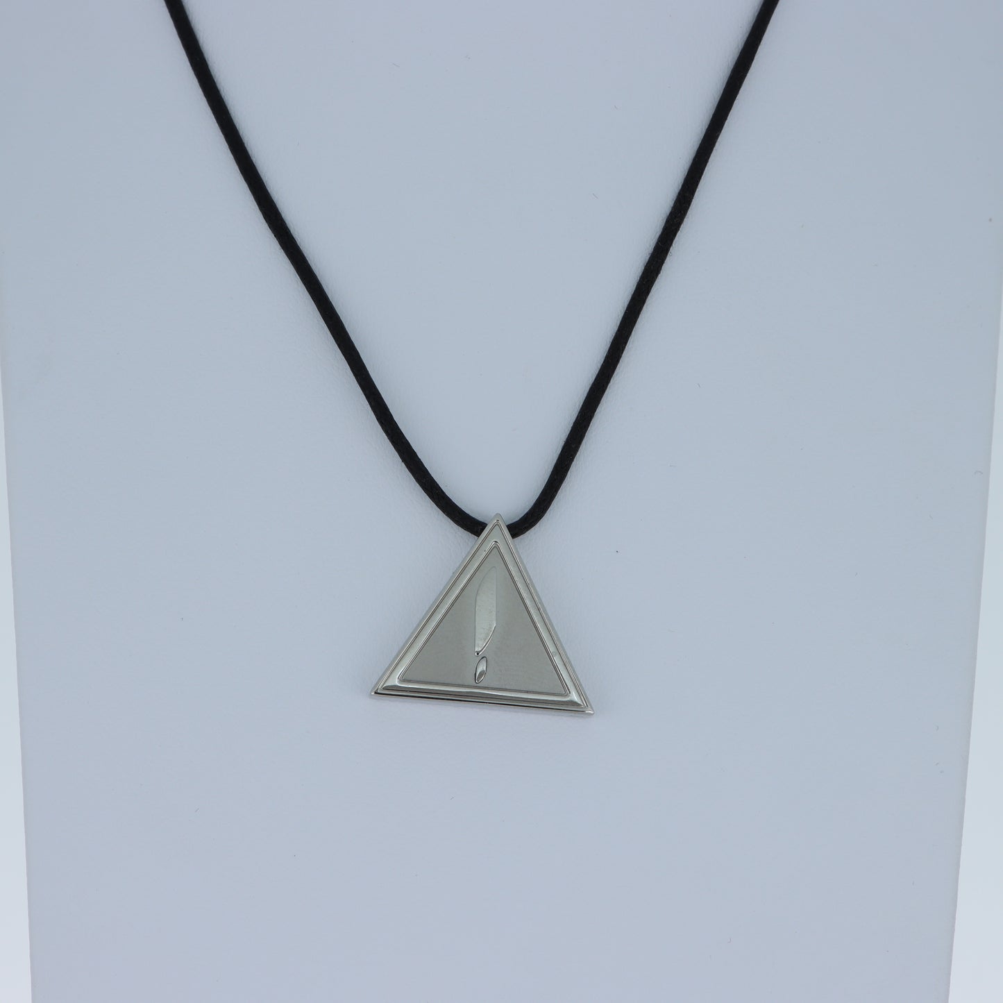 Breil Tribe – Collana Pendente Triangolo Punto Esclamativo Acciaio e Cordino Nero