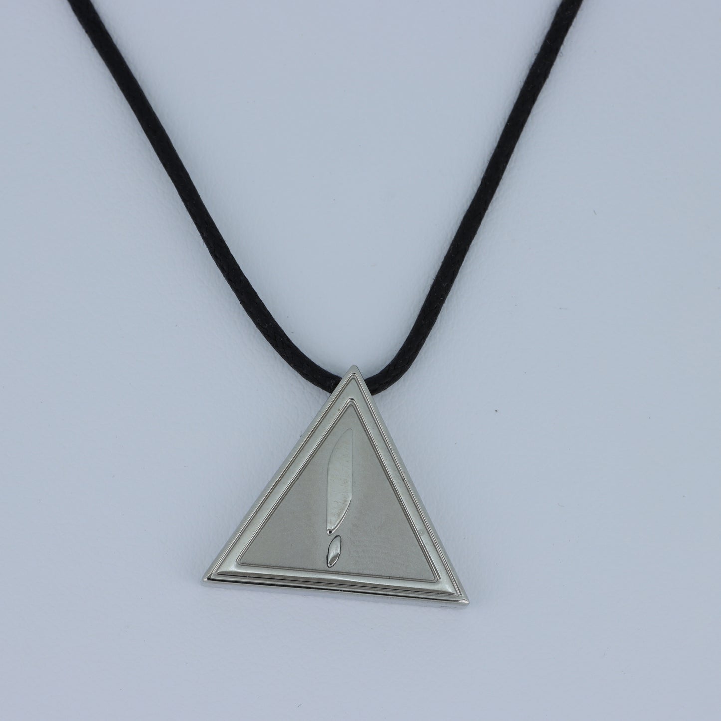 Breil Tribe – Collana Pendente Triangolo Punto Esclamativo Acciaio e Cordino Nero