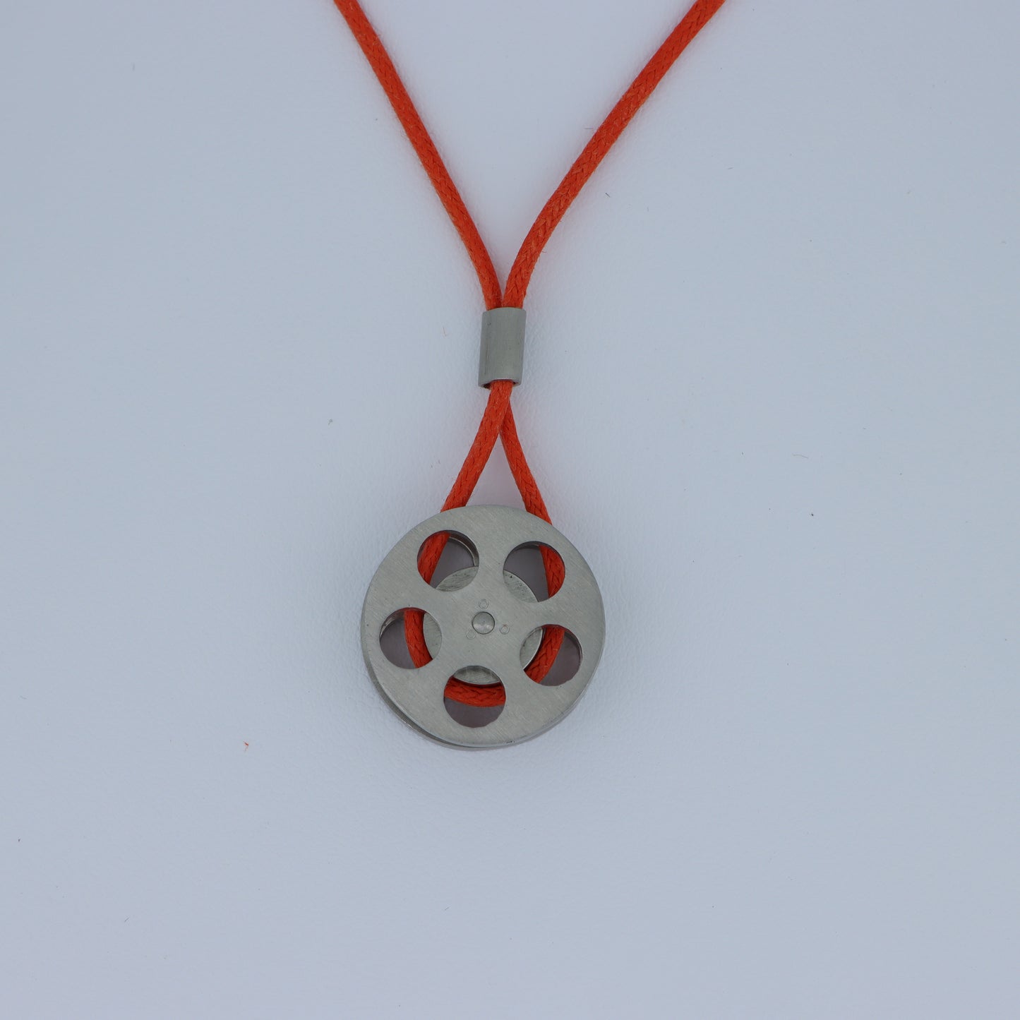 Breil Tribe – Collana Pendente Disco Ruota Acciaio Spazzolato con Cordino Arancione