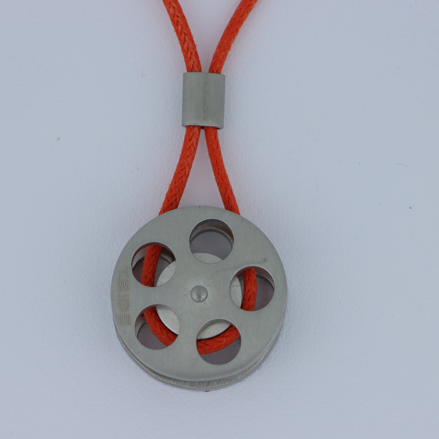 Breil Tribe – Collana Pendente Disco Ruota Acciaio Spazzolato con Cordino Arancione
