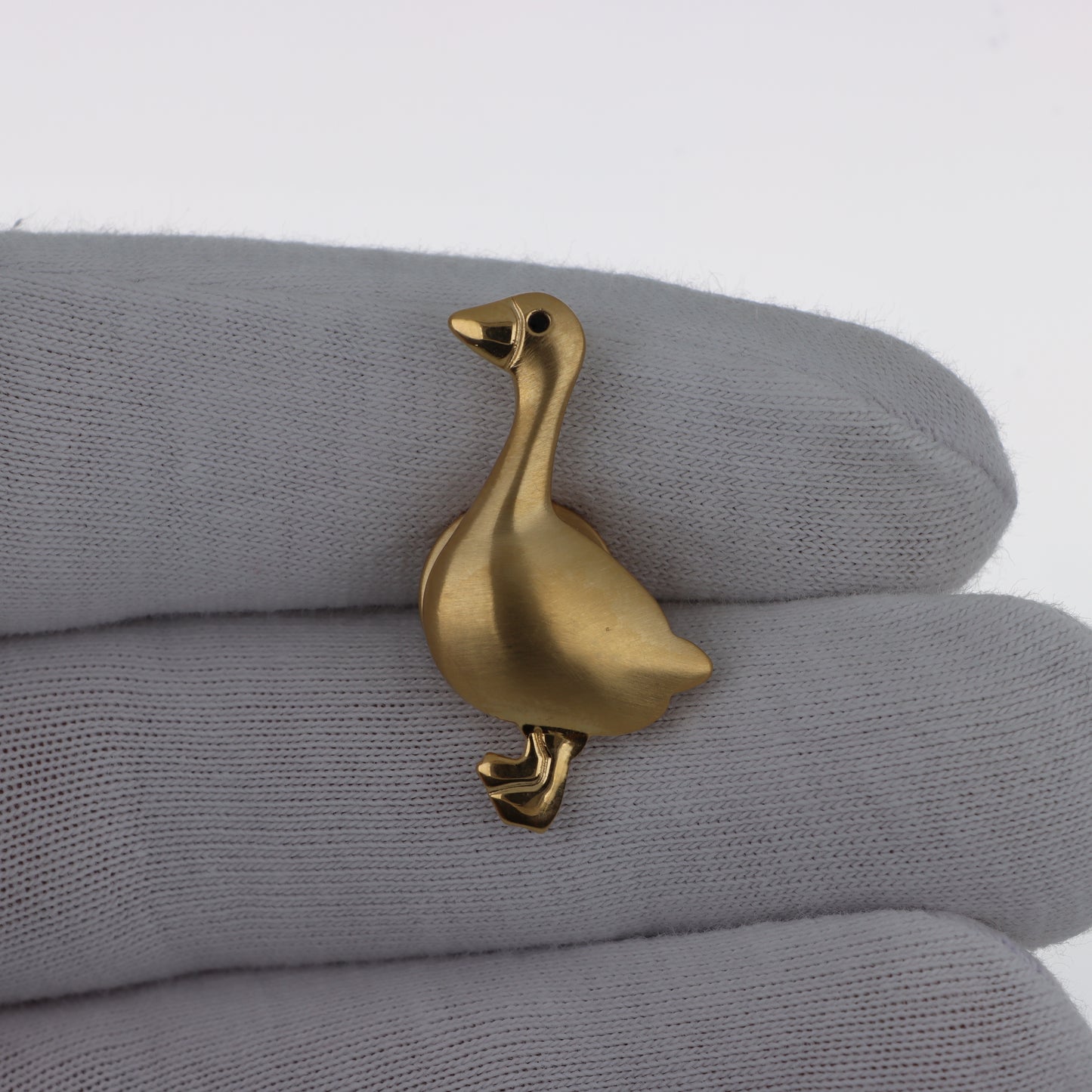 Moschino Cheap and Chic – Spilla Pin Oca Dorata Finitura Satinata
