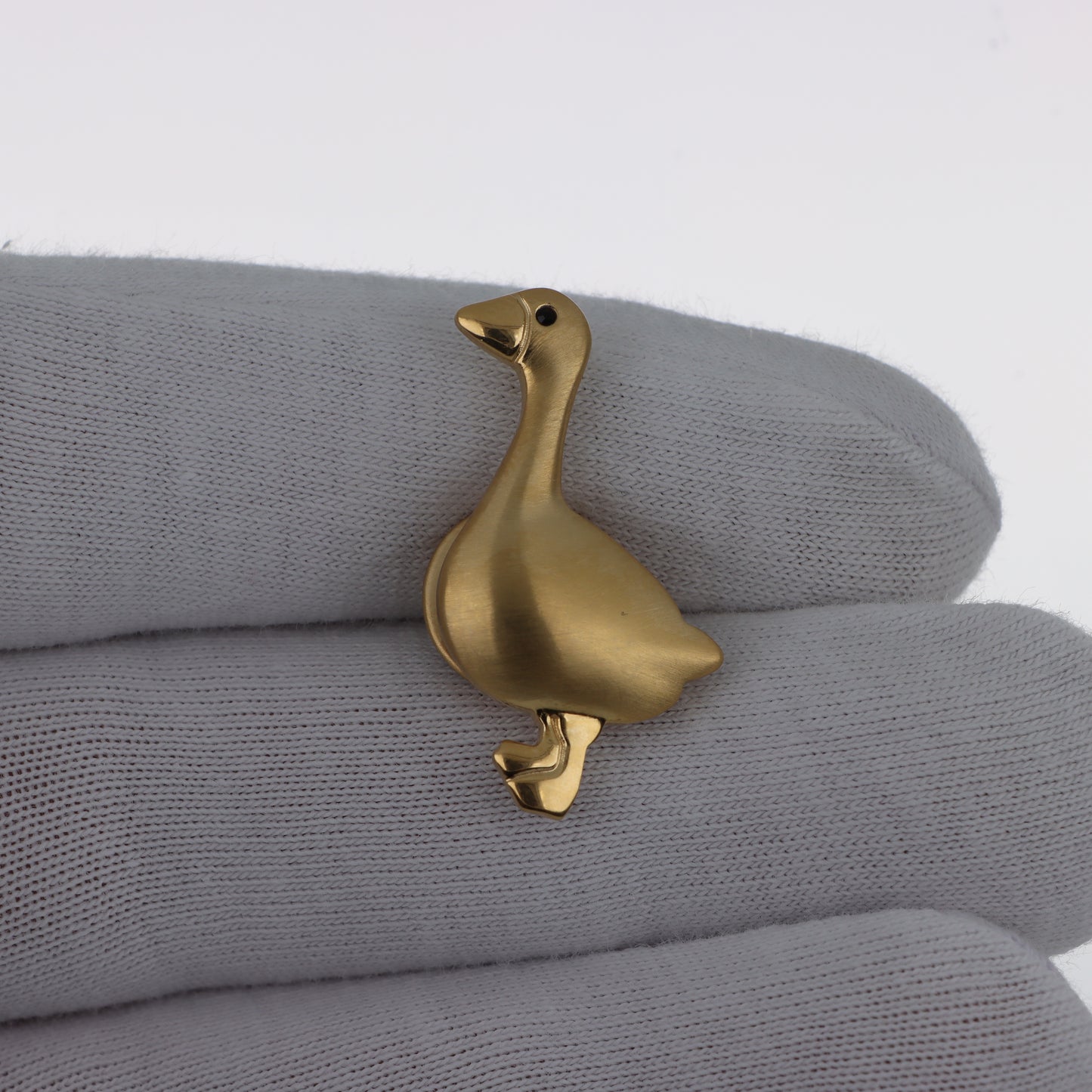 Moschino Cheap and Chic – Spilla Pin Oca Dorata Finitura Satinata