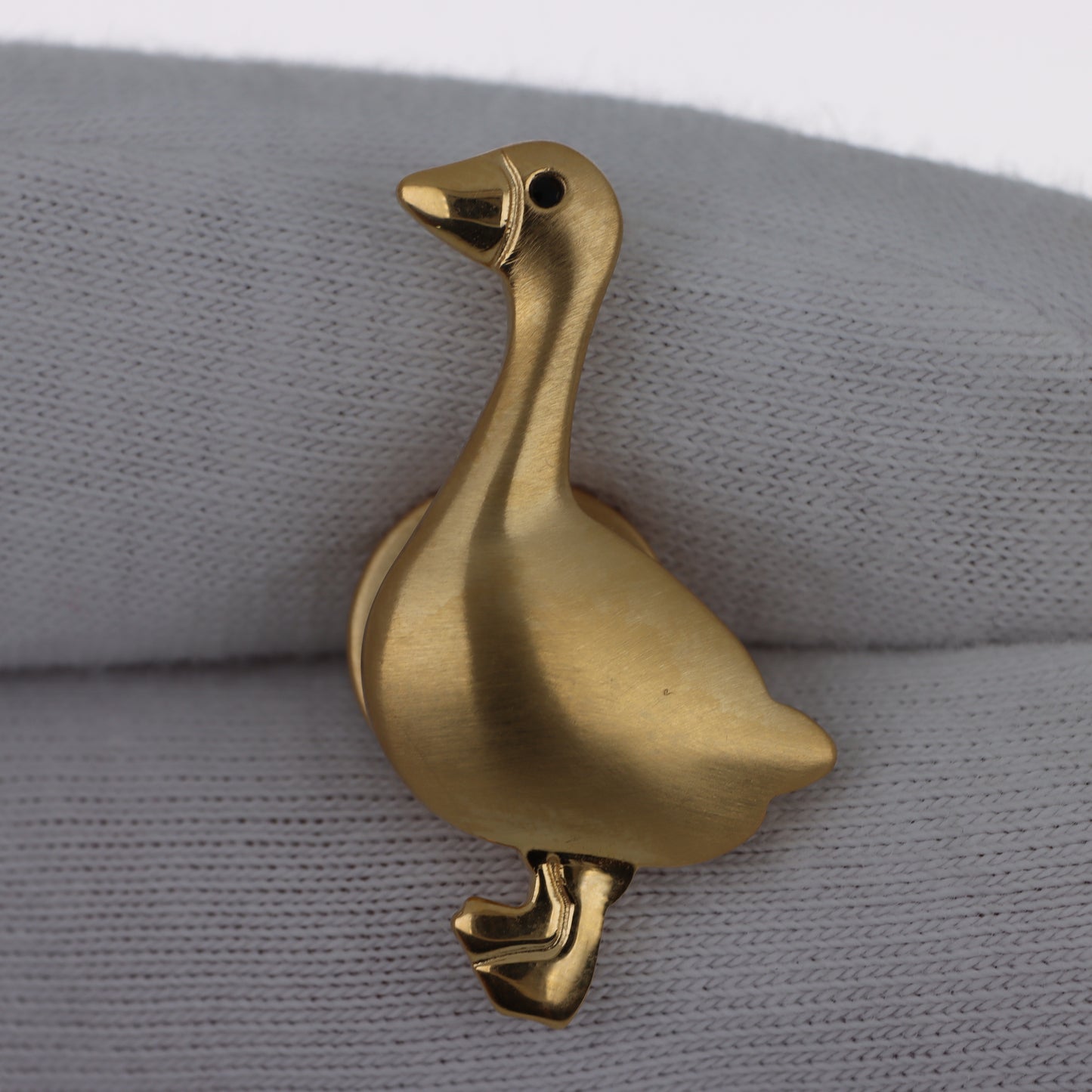 Moschino Cheap and Chic – Spilla Pin Oca Dorata Finitura Satinata