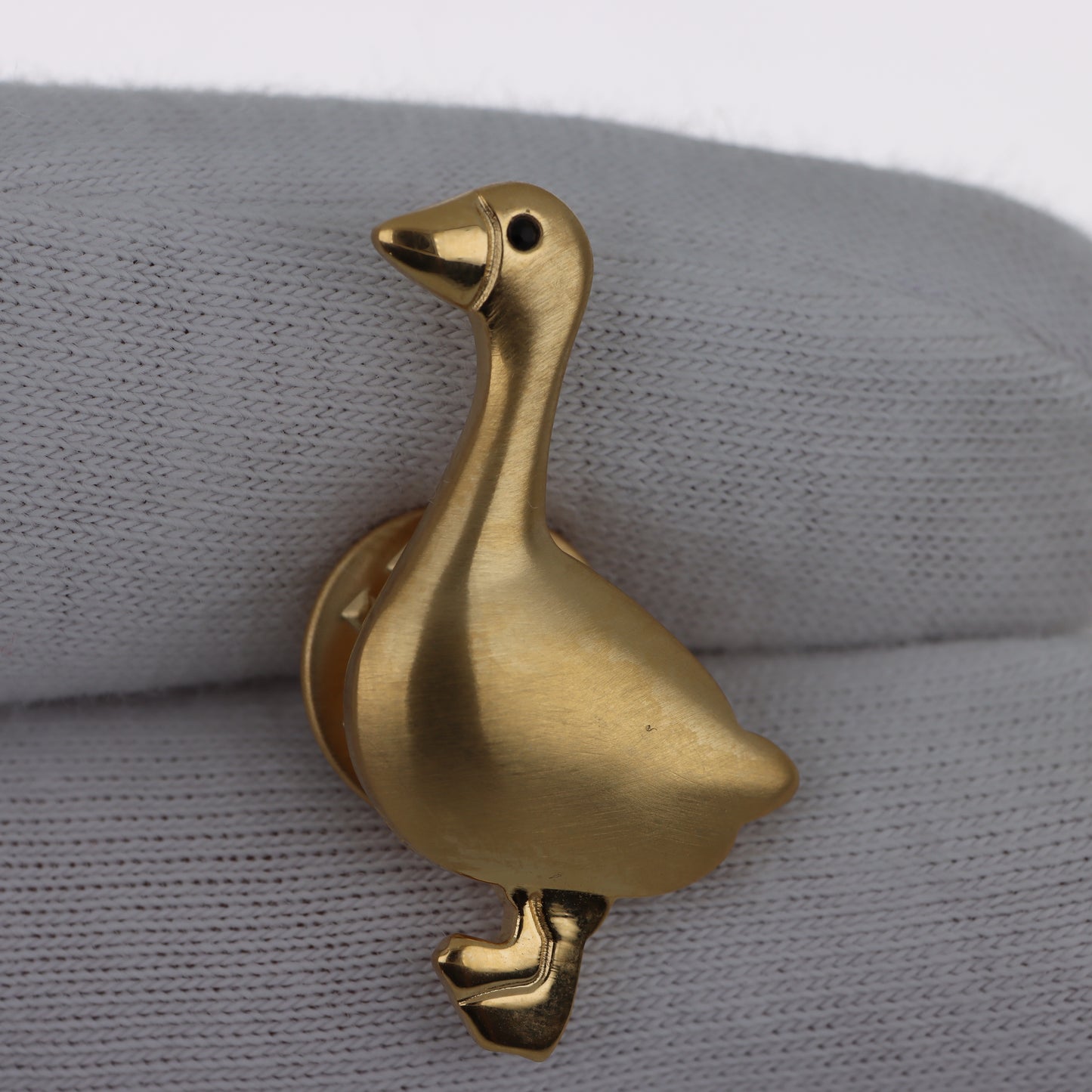 Moschino Cheap and Chic – Spilla Pin Oca Dorata Finitura Satinata