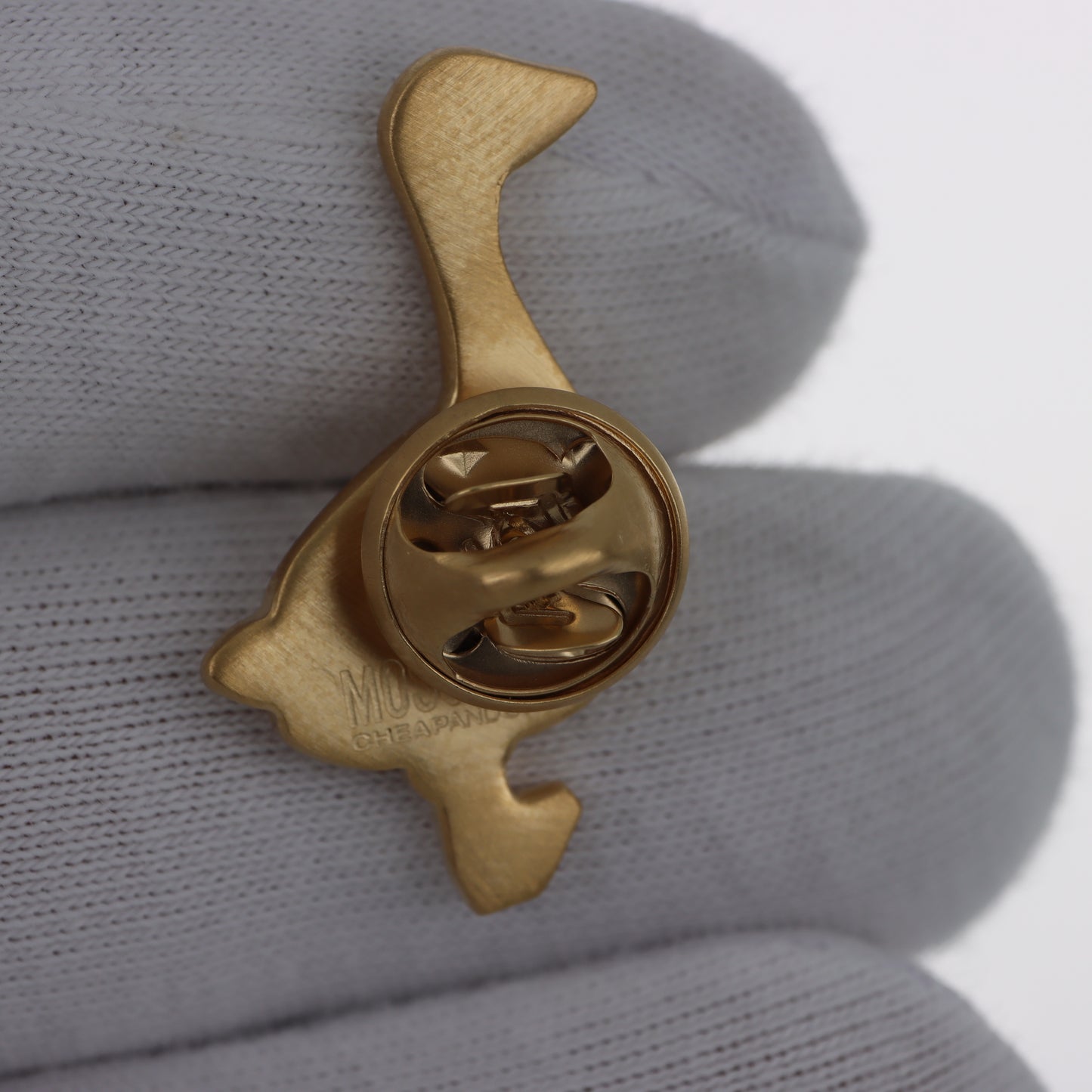Moschino Cheap and Chic – Spilla Pin Oca Dorata Finitura Satinata