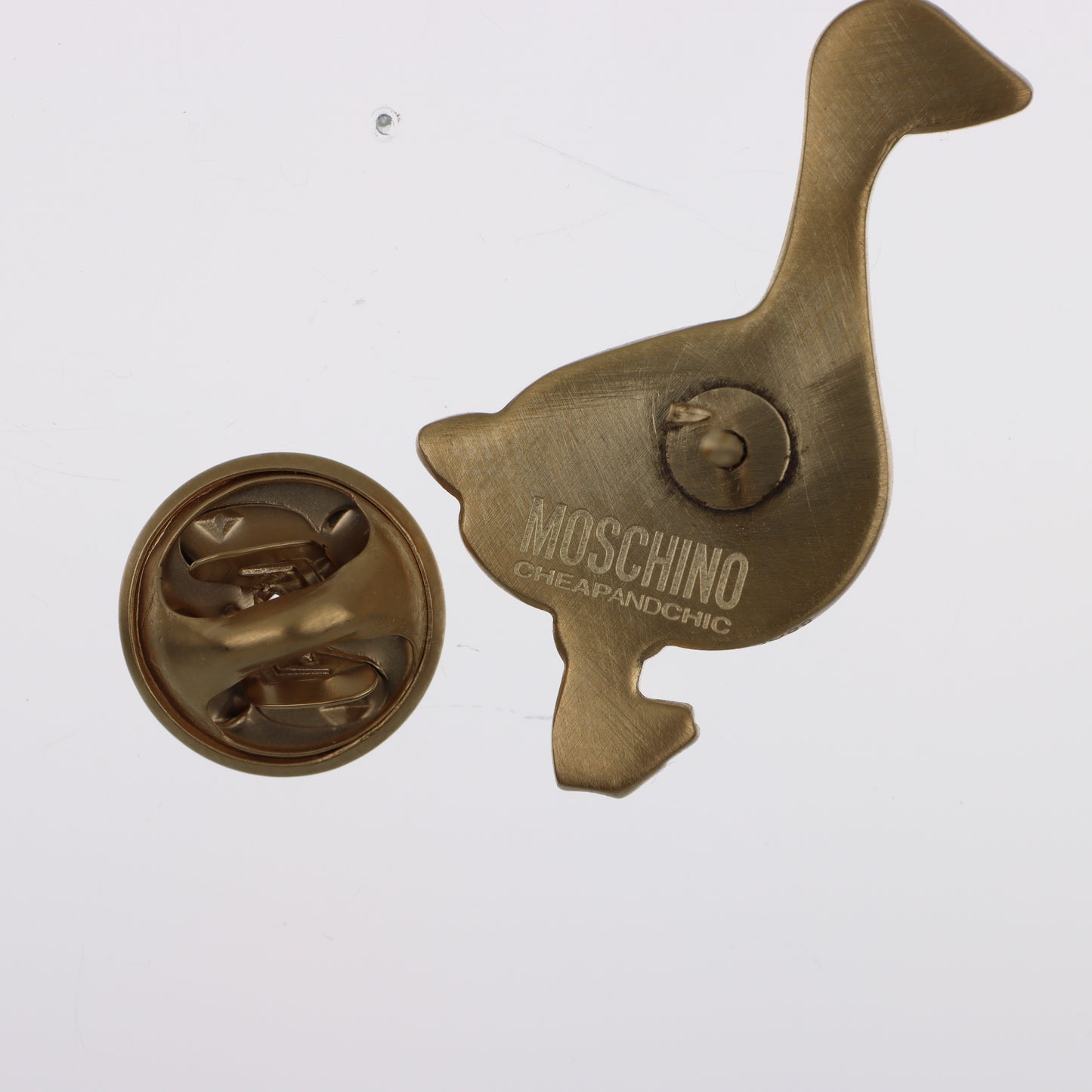 Moschino Cheap and Chic – Spilla Pin Oca Dorata Finitura Satinata