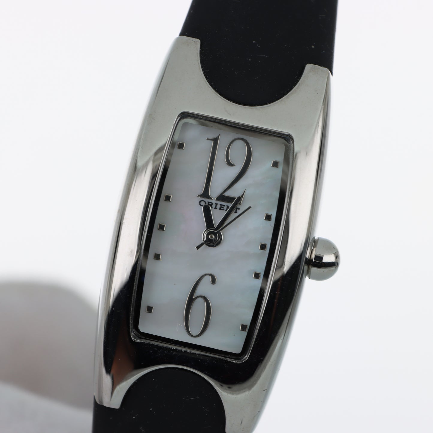 Orologio Orient Lady Bangle - Cassa Avvolgente Silver con Quadrante Madreperla e Cinturino Nero