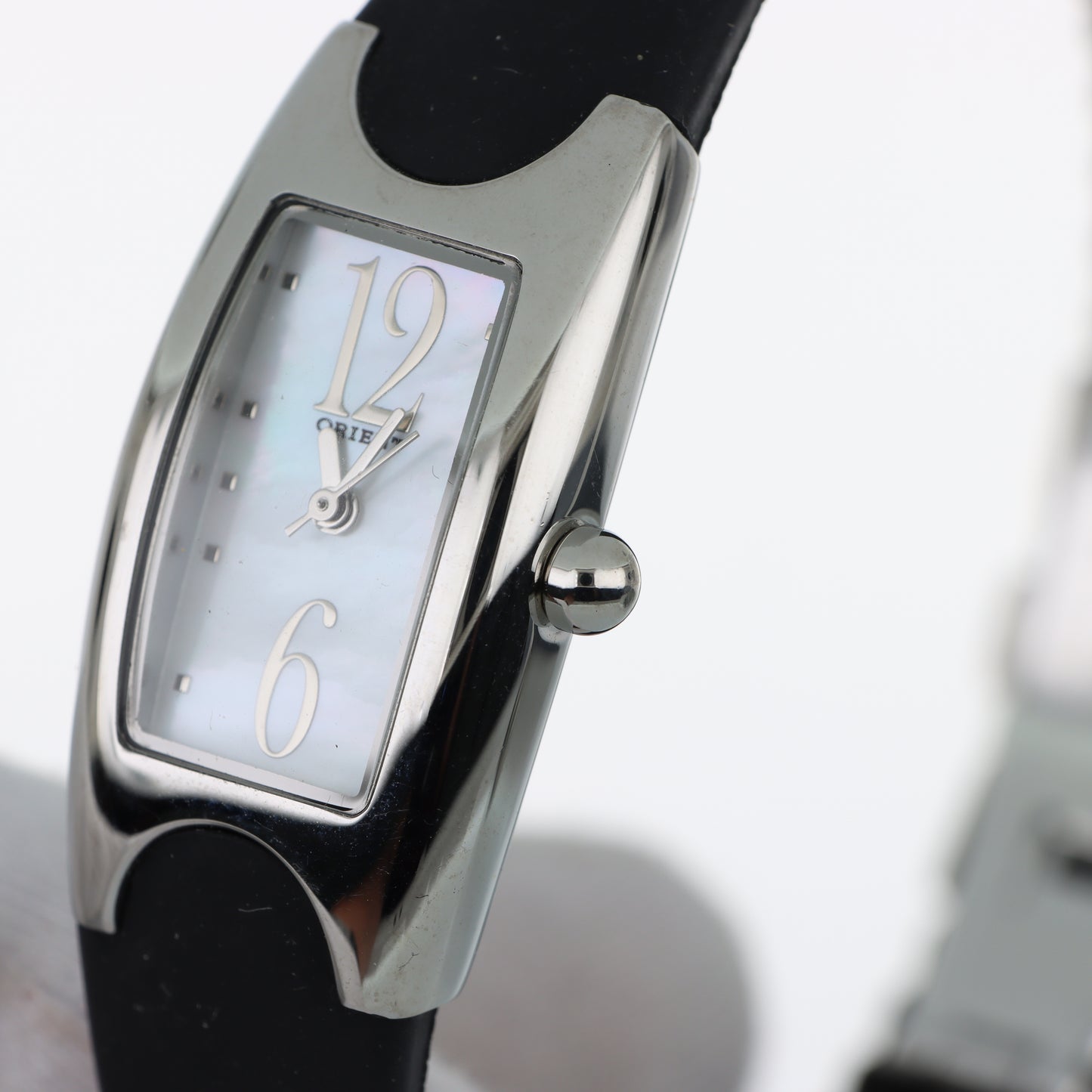 Orologio Orient Lady Bangle - Cassa Avvolgente Silver con Quadrante Madreperla e Cinturino Nero